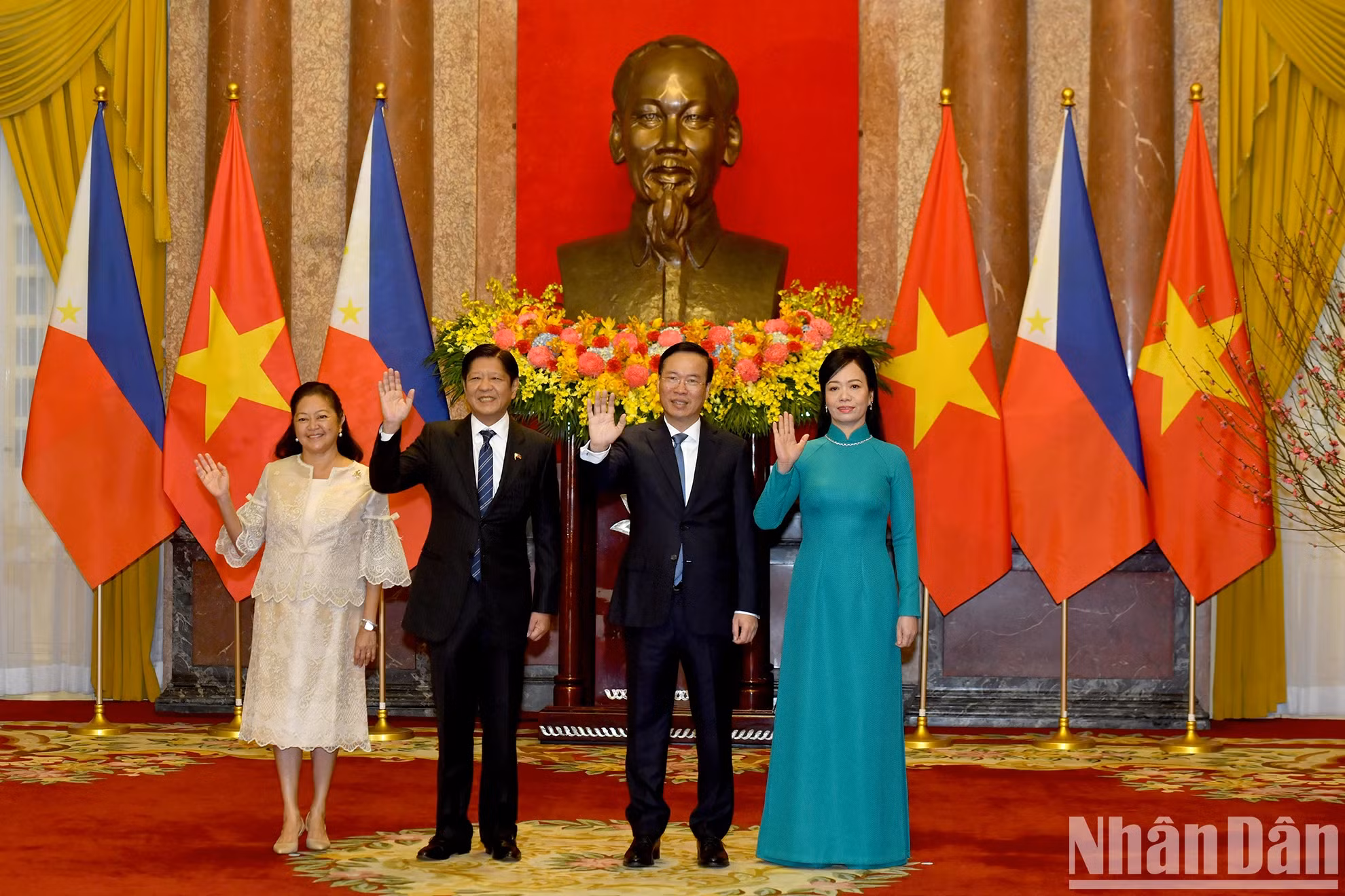 国家主席武文赏和夫人同菲律宾总统费迪南德·罗慕尔德兹·马科斯和夫人合影。