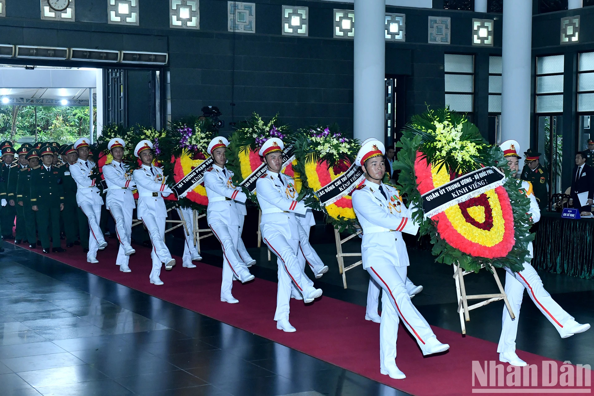 由越共中央政治局委员、中央军委副书记、国防部长潘文江大将率领的中央军委、国防部代表团吊唁原国家主席陈德良逝世。 由越共中央政治局委员、中央军委副书记、国防部长潘文江大将率领的中央军委、国防部代表团吊唁原国家主席陈德良逝世。