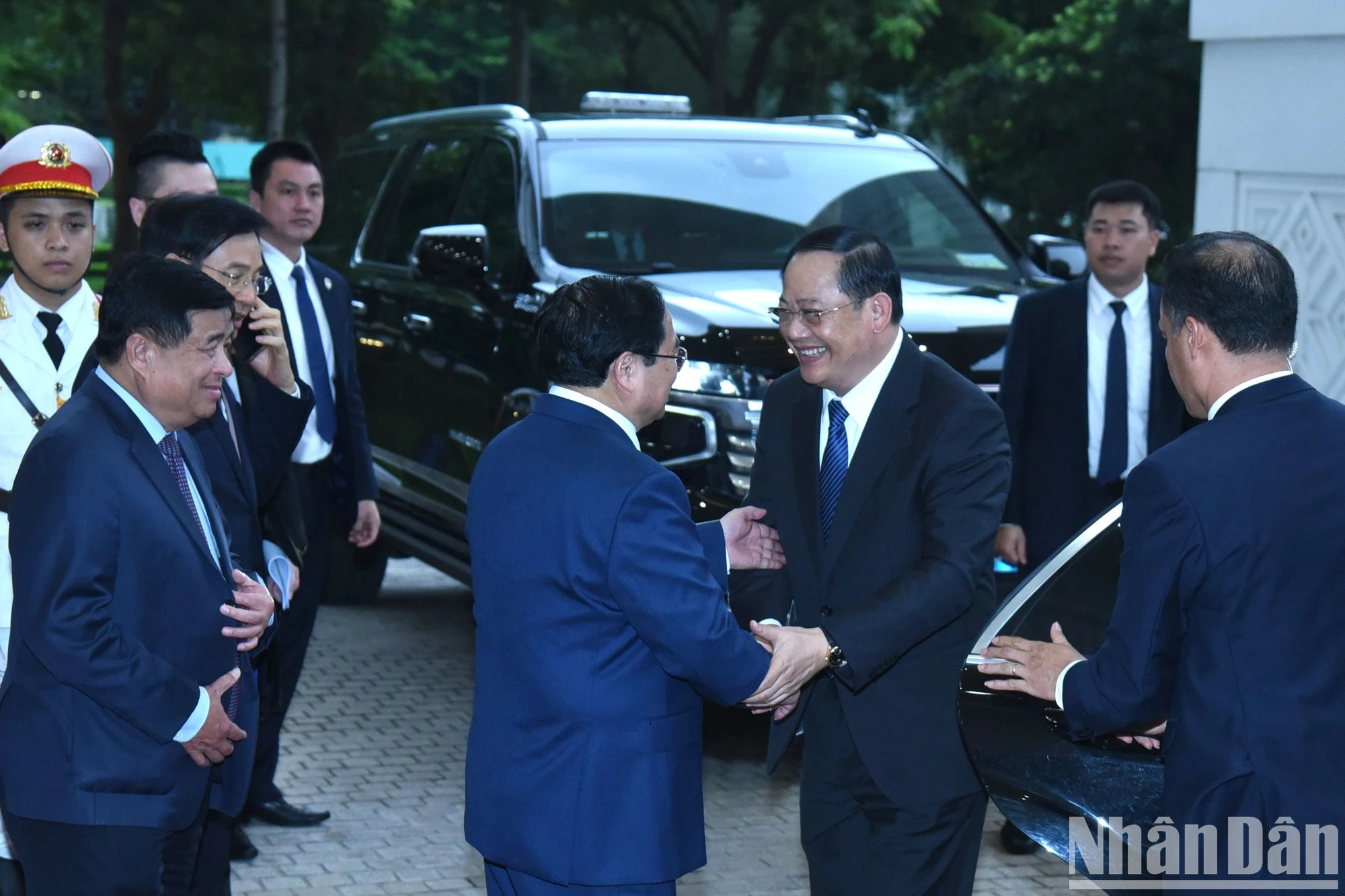 越南政府总理范明正欢迎老挝总理宋赛·西潘敦。 越南政府总理范明正欢迎老挝总理宋赛·西潘敦。