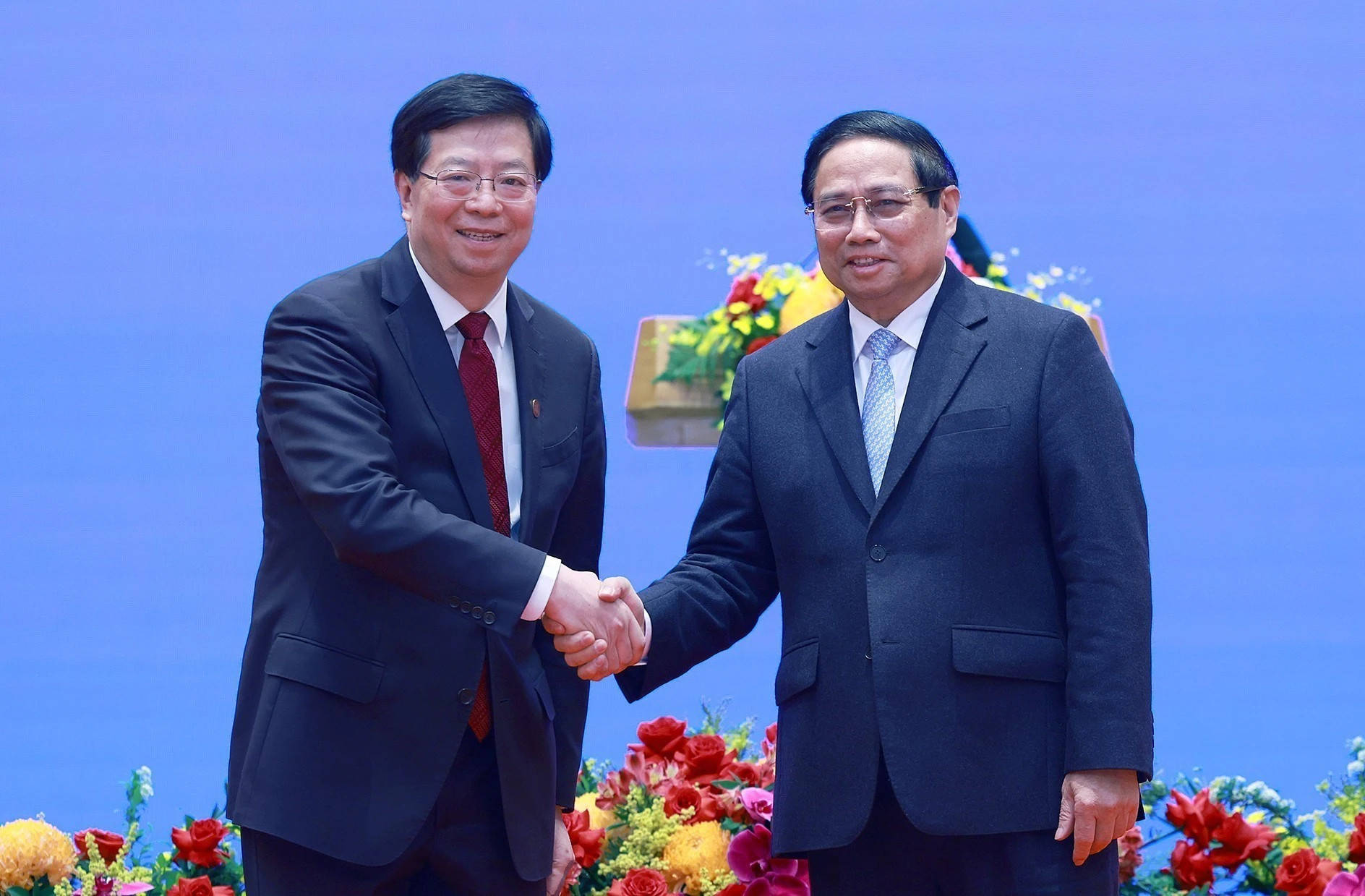 范明正总理和中国清华大学党委书记邱勇。