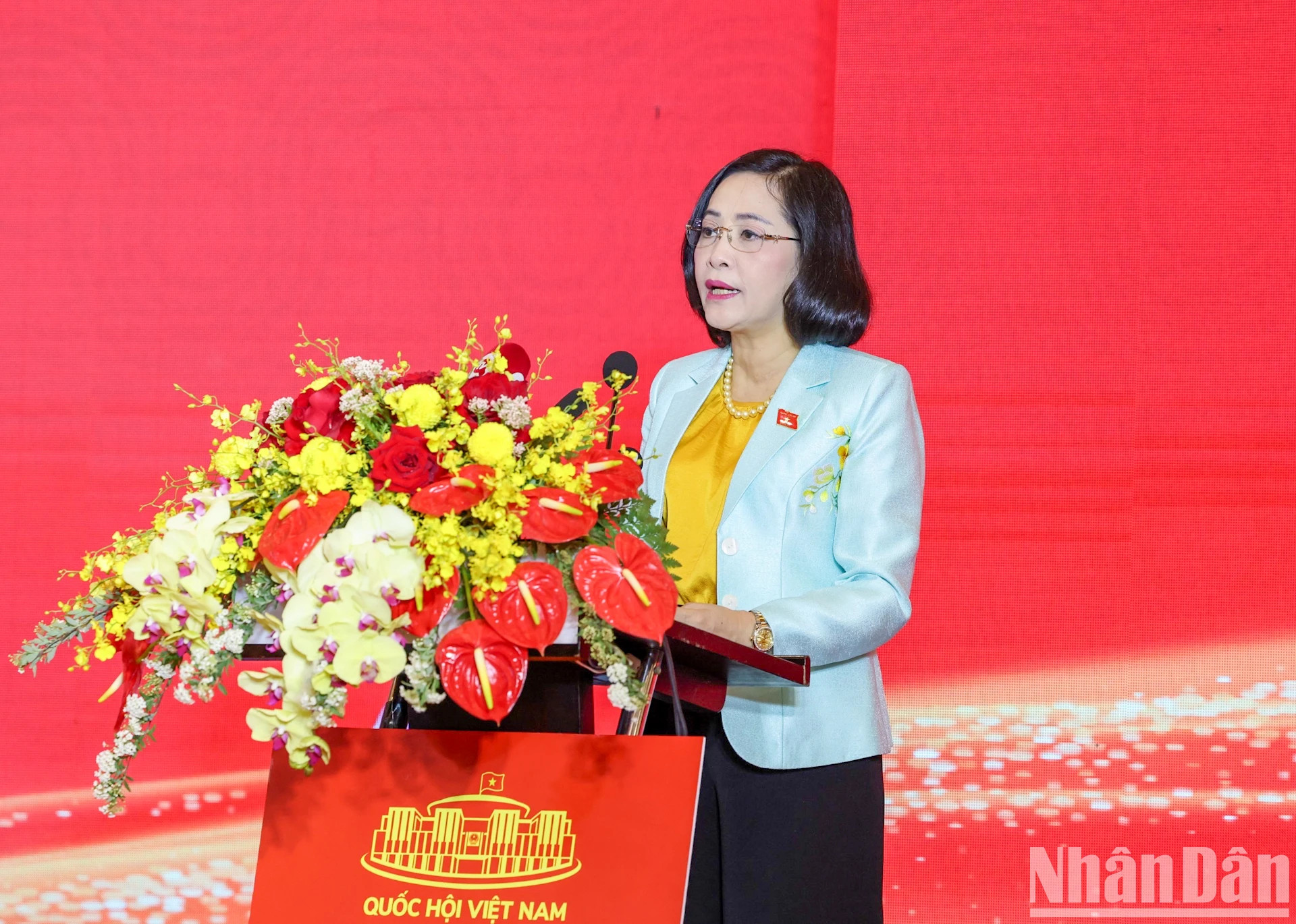 国会代表工作委员会主任阮氏青作报告。 国会代表工作委员会主任阮氏青作报告。