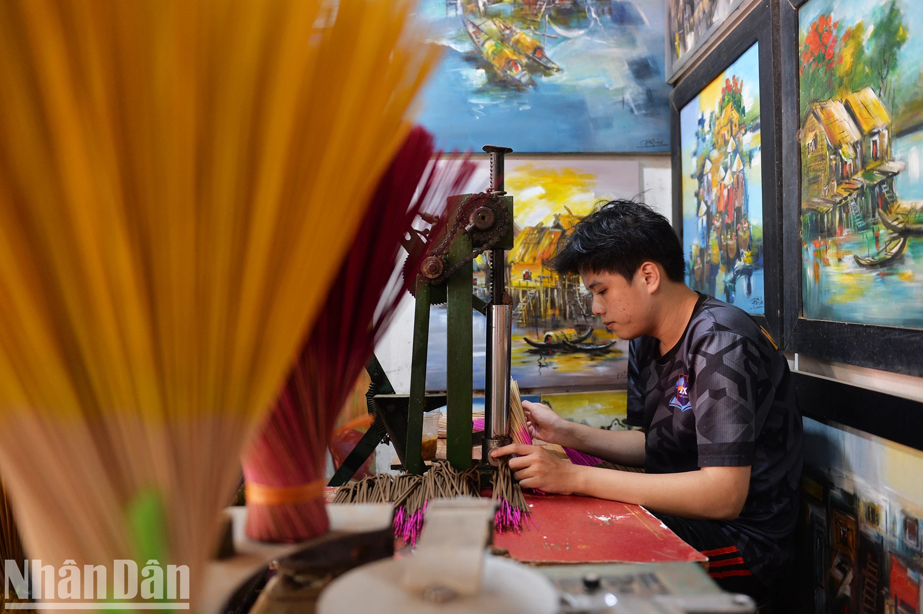 水春传统手工艺家庭的制香过程。