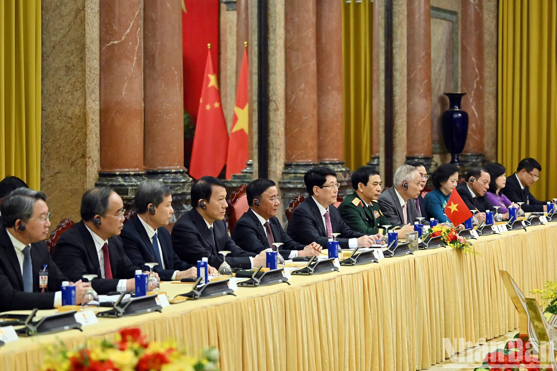 出席会谈的越南代表团。