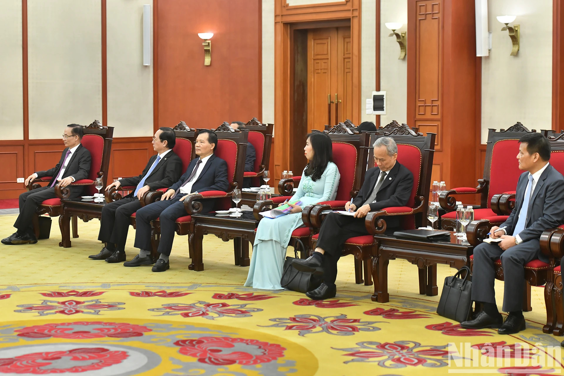 越南代表团出席会见。