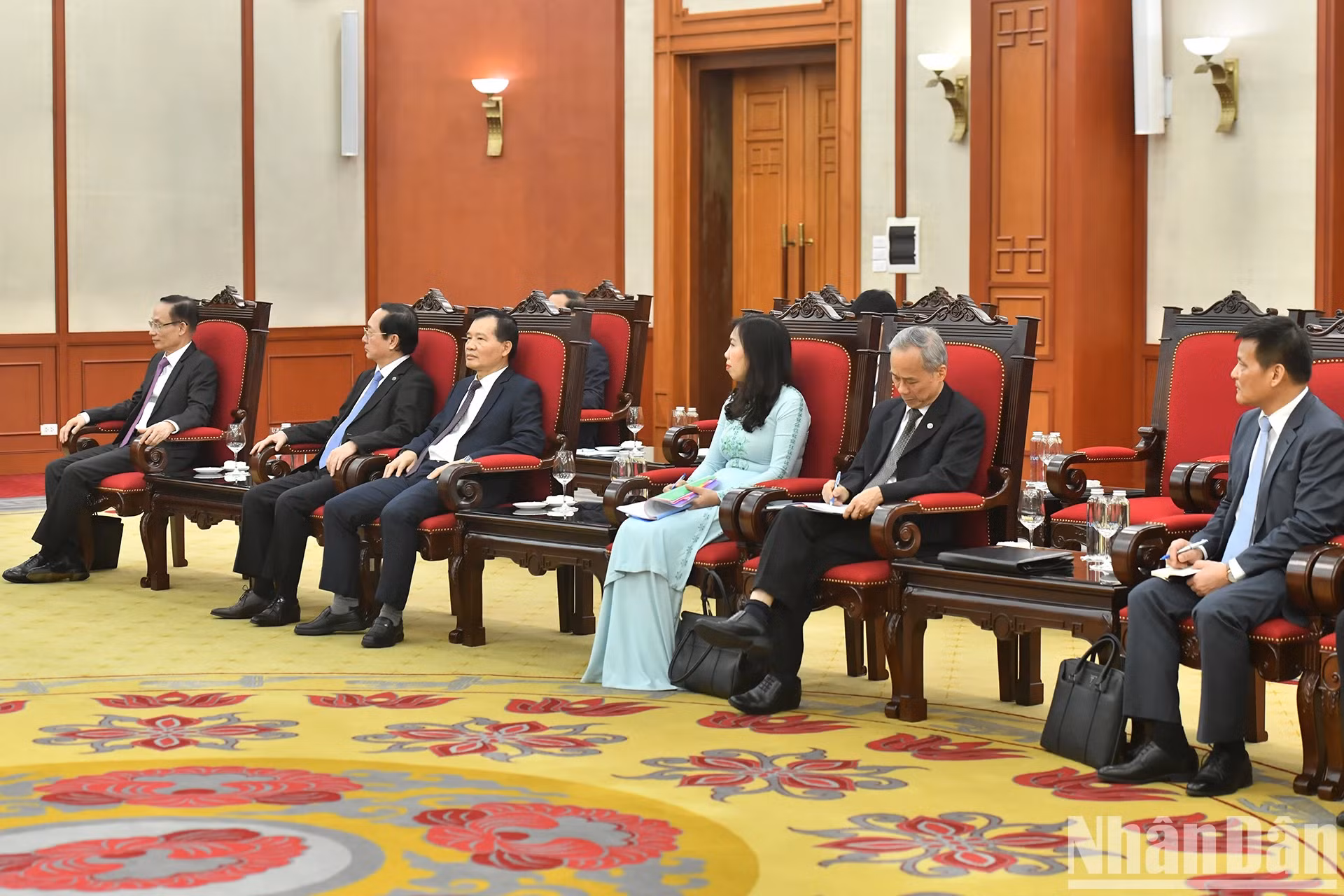 越南代表团出席会见。