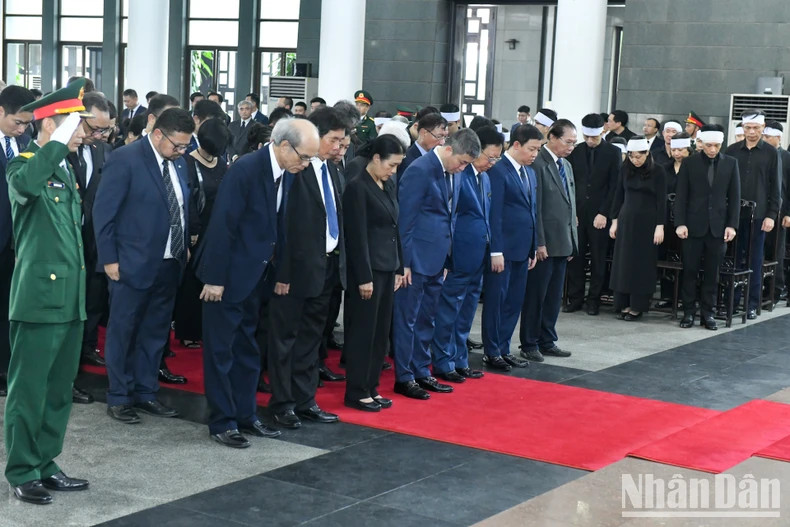 越南友好组织联合会代表团吊唁越共中央总书记阮富仲逝世。 越南友好组织联合会代表团吊唁越共中央总书记阮富仲逝世。