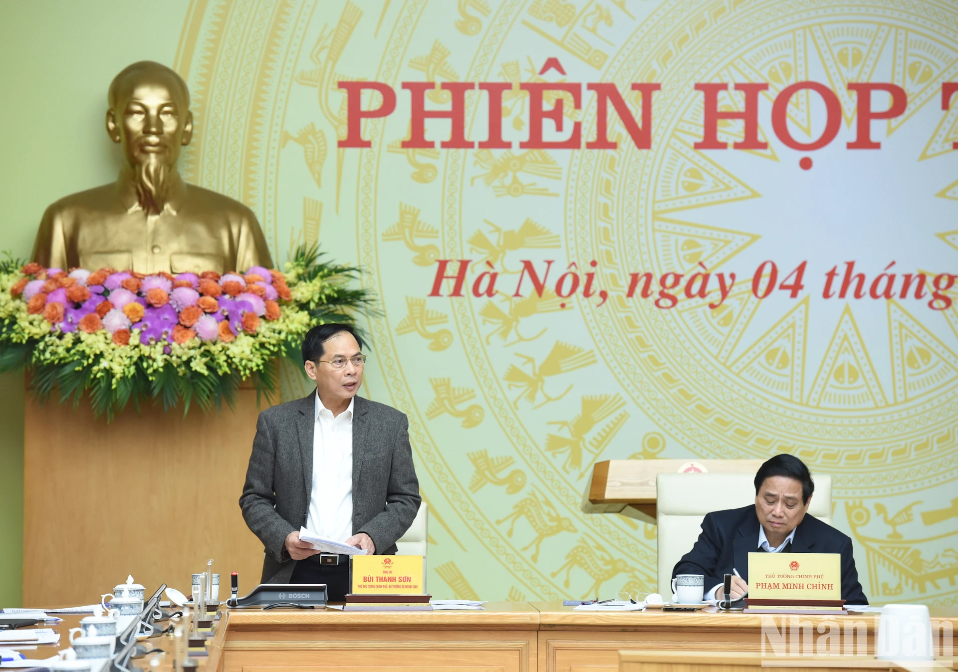 政府副总理、外交部长、核电站建设指导委员会常务副主任裴青山发表讲话。