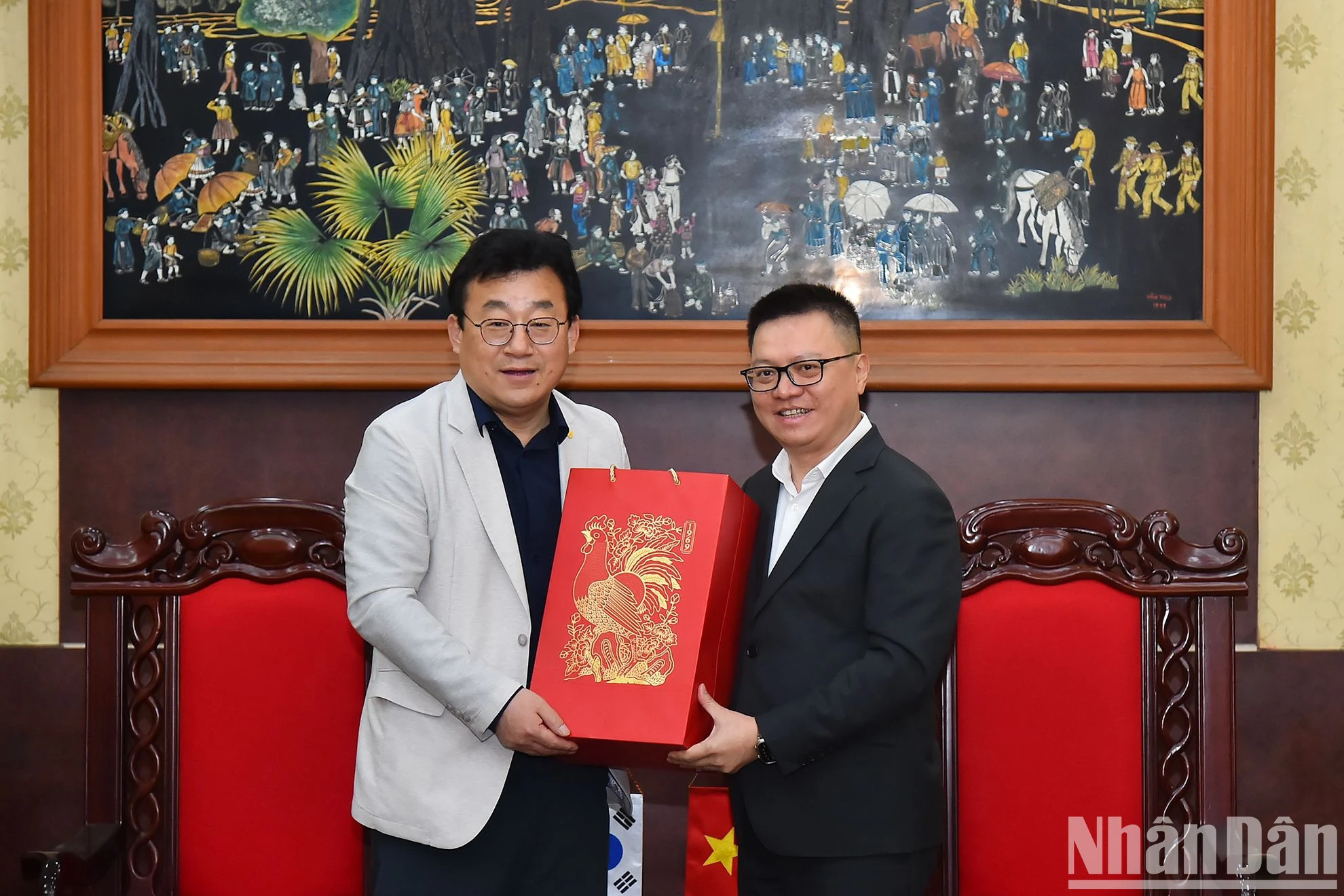 黎国明总编辑向韩国记者协会会长朴钟贤赠送礼物。 黎国明总编辑向韩国记者协会会长朴钟贤赠送礼物。