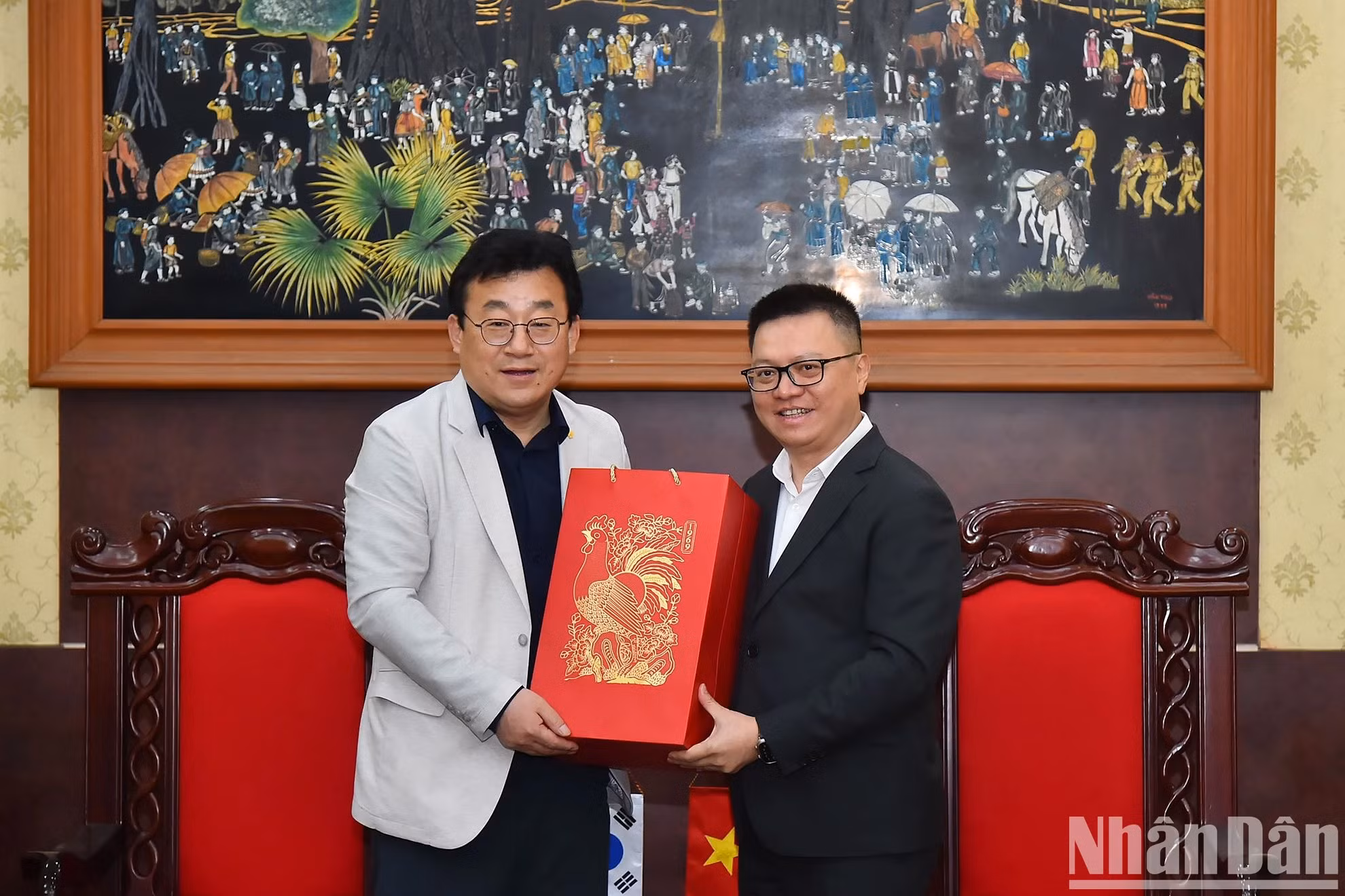 黎国明总编辑向韩国记者协会会长朴钟贤赠送礼物。