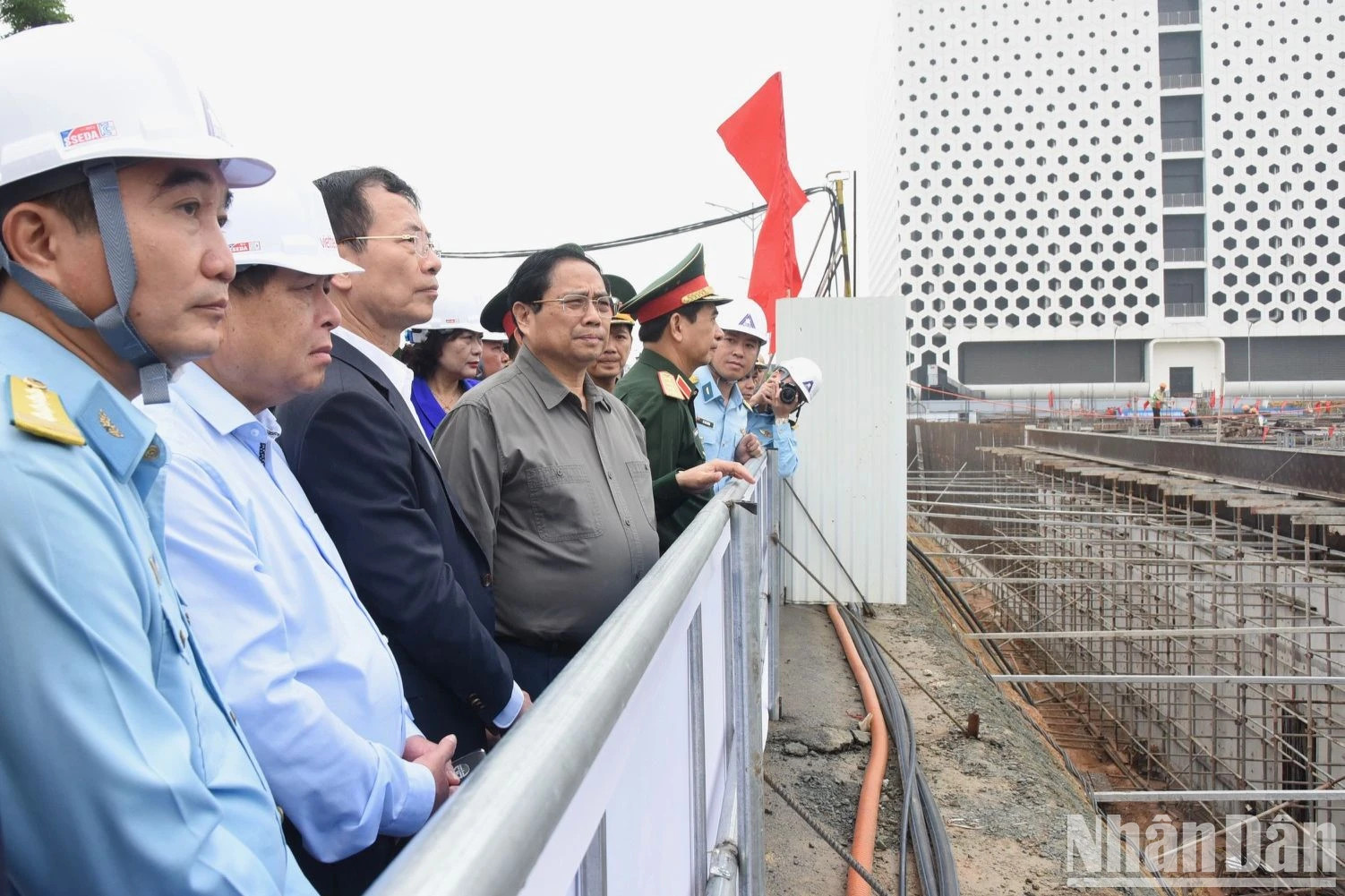 越南政府总理范明正视察Viettel集团基础设施建设项目。