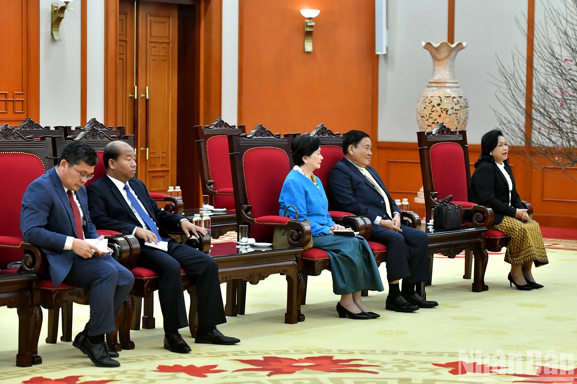 柬埔寨人民党代表团出席会见。