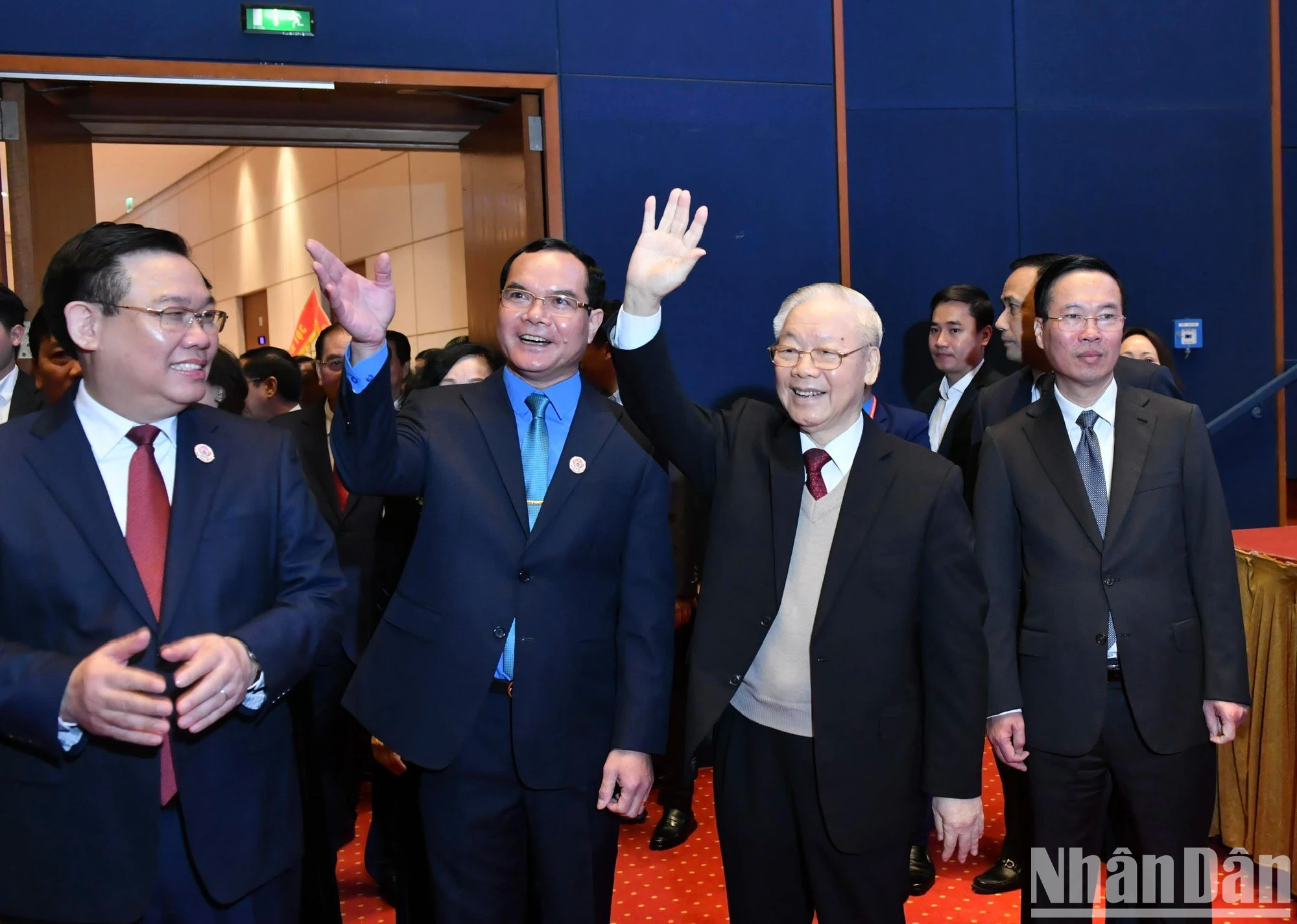 阮富仲总书记、国家主席武文赏、国会主席王廷惠和与会代表。 阮富仲总书记、国家主席武文赏、国会主席王廷惠和与会代表。