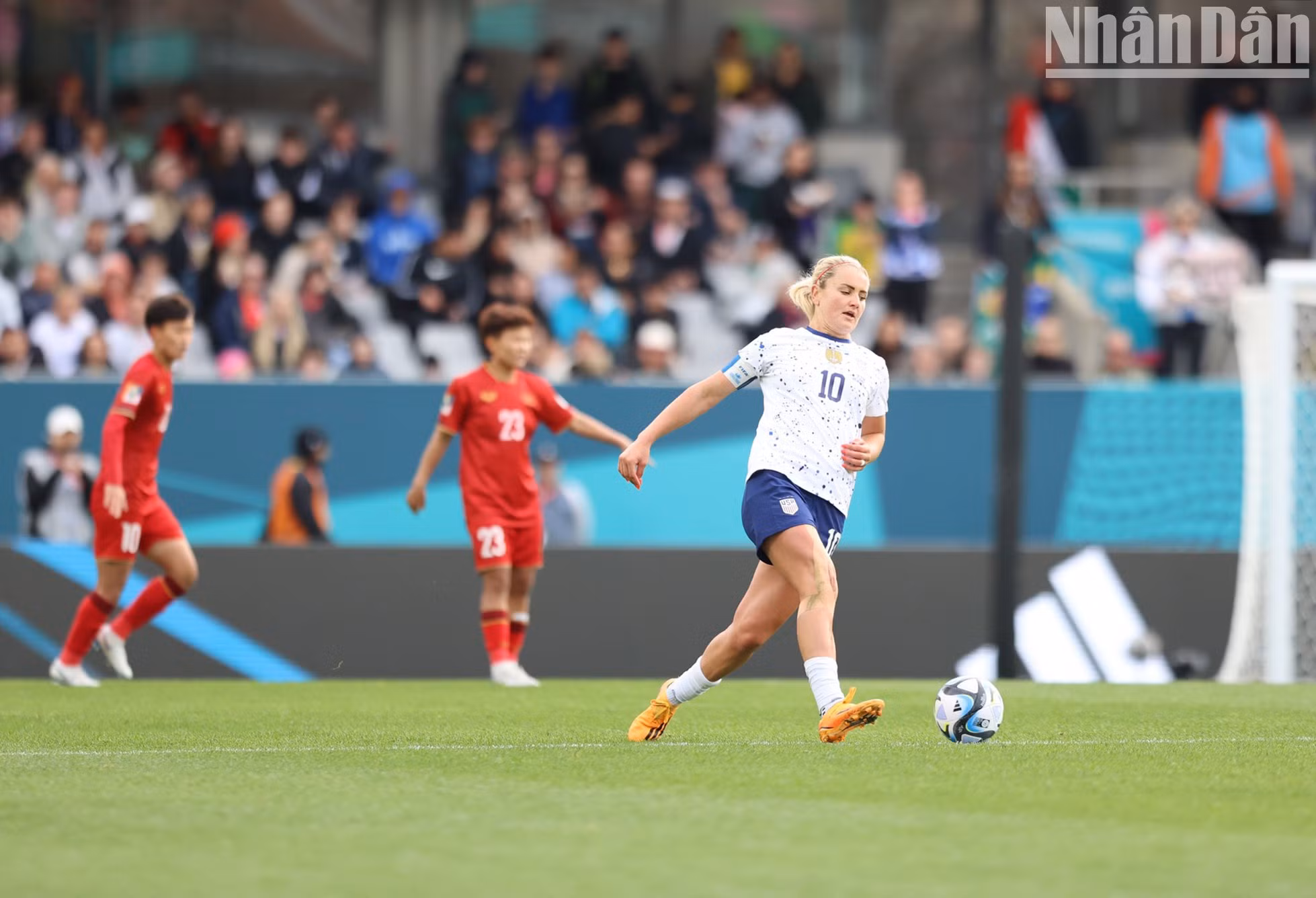 第77分钟，史密斯右路突破后传中，霍兰打空门得手，美国队将比分扩大为3:0。