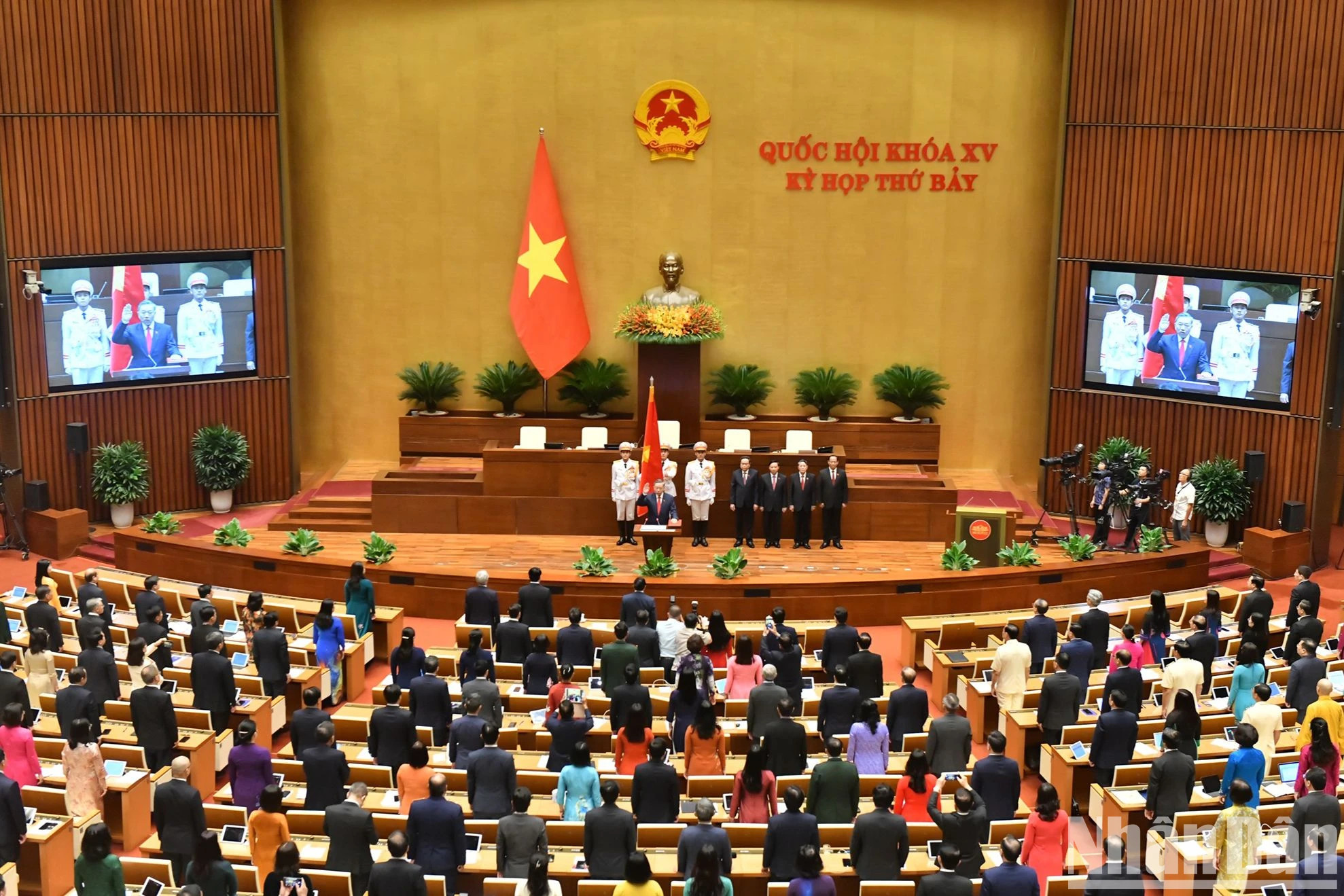 越南国家主席苏林宣誓就职仪式场景。 越南国家主席苏林宣誓就职仪式场景。