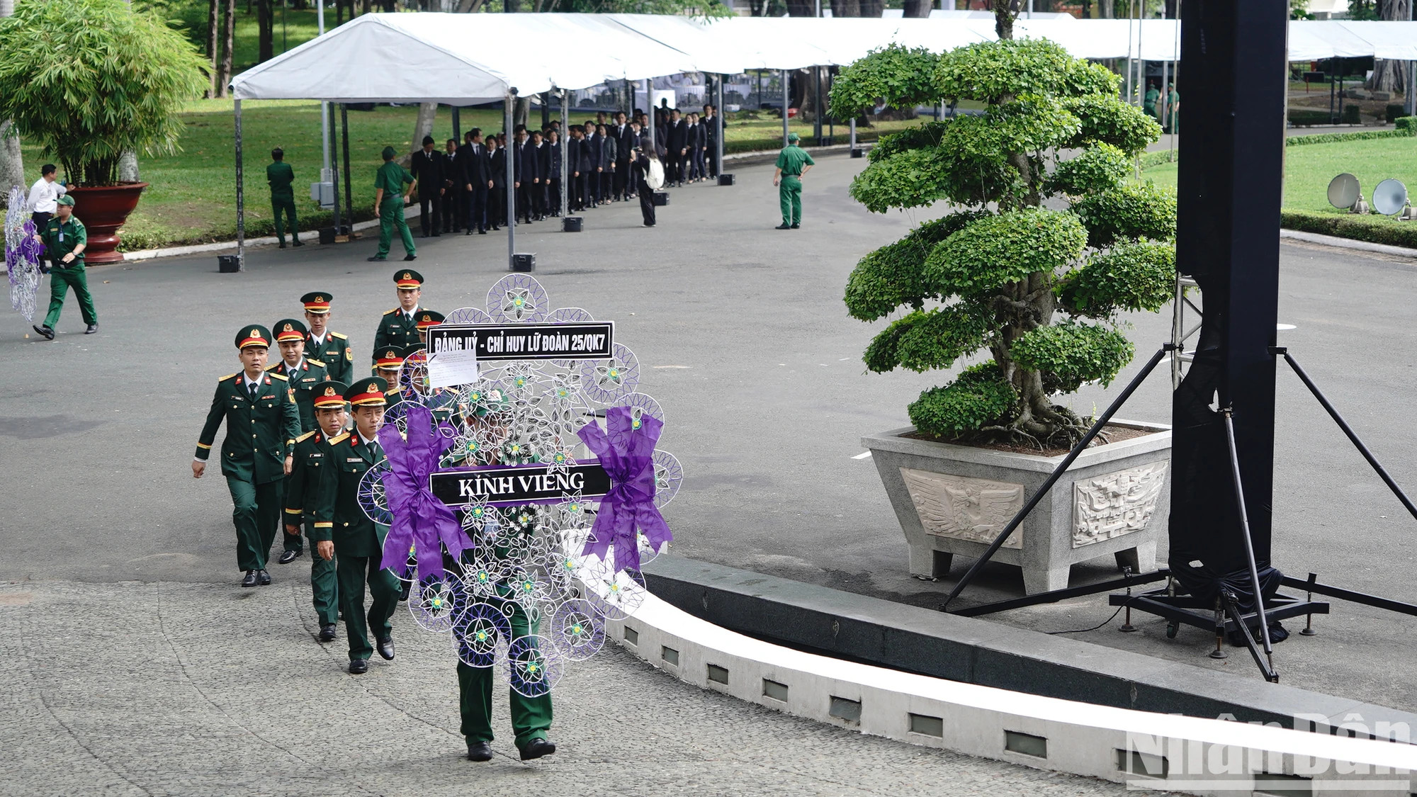 从5月24日12时至19时，前来吊唁的代表团包括：市委各党组机关代表团、市委检查委员会、市委办公厅、国会代表团和市人民议会办公厅、市人民委员会办公厅、市各厅局、政治社会组织和广大人民群众等。