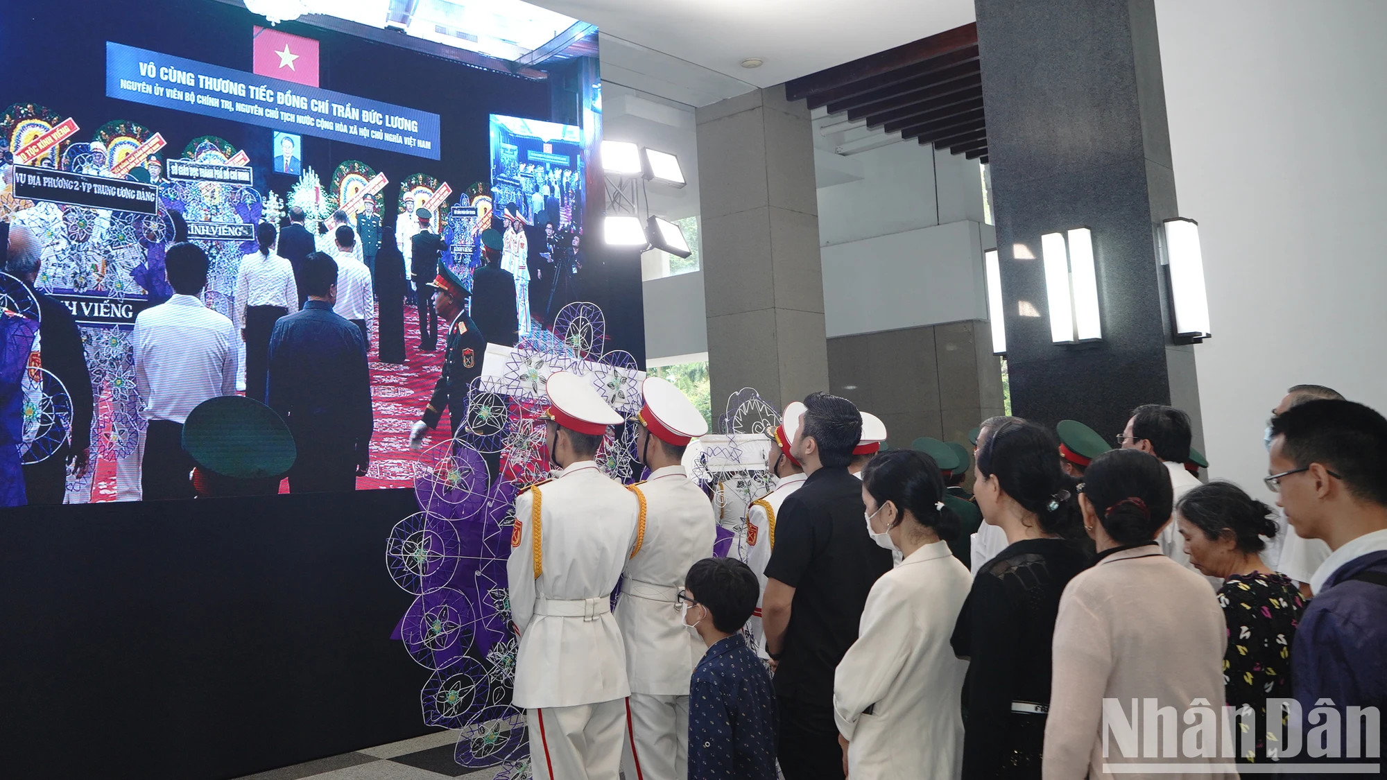 政治社会组织和广大人民群众前来吊唁原国家主席陈德良逝世。