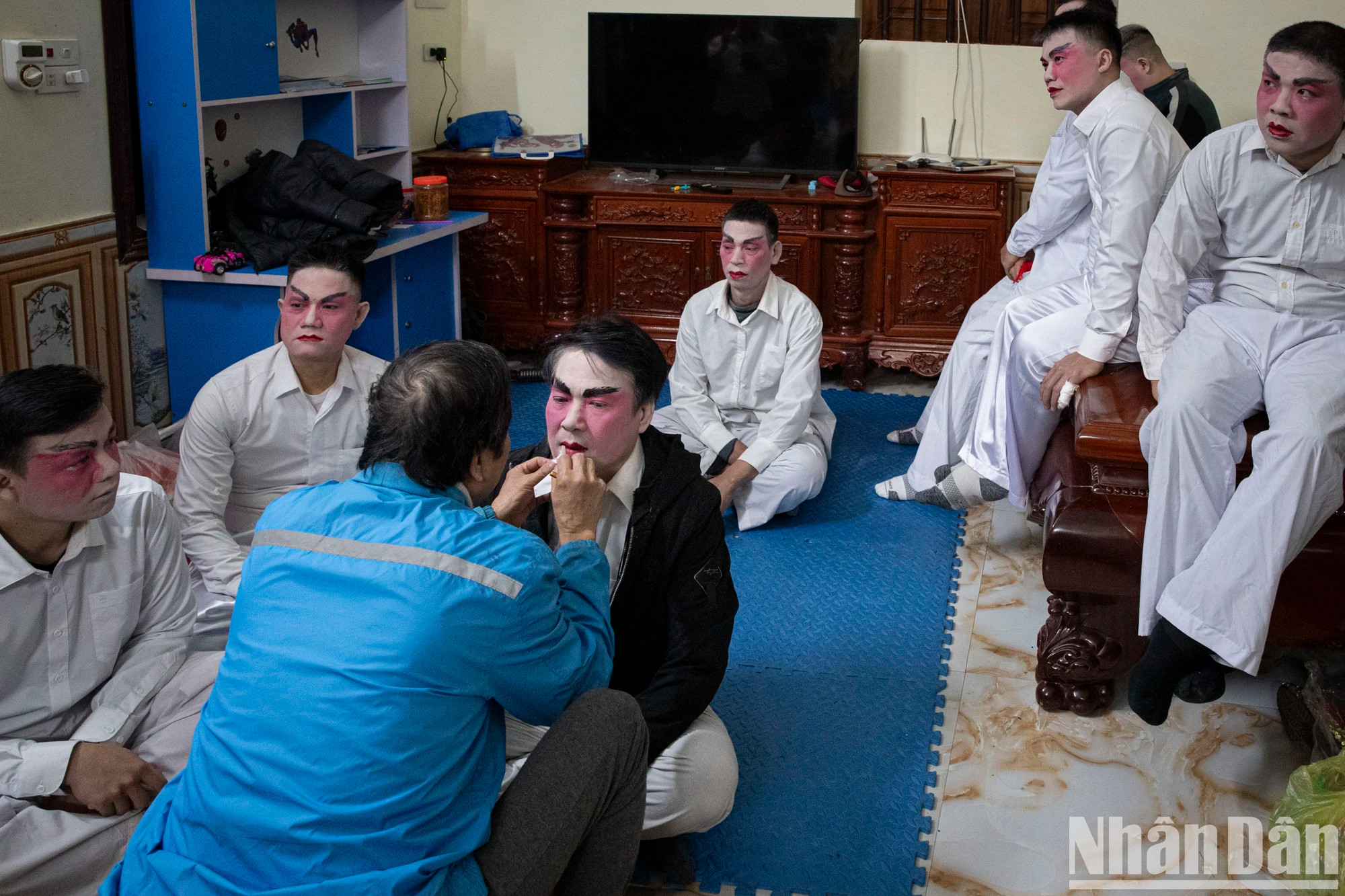 从一大早开始，人们就忙着帮游行的成员化妆。