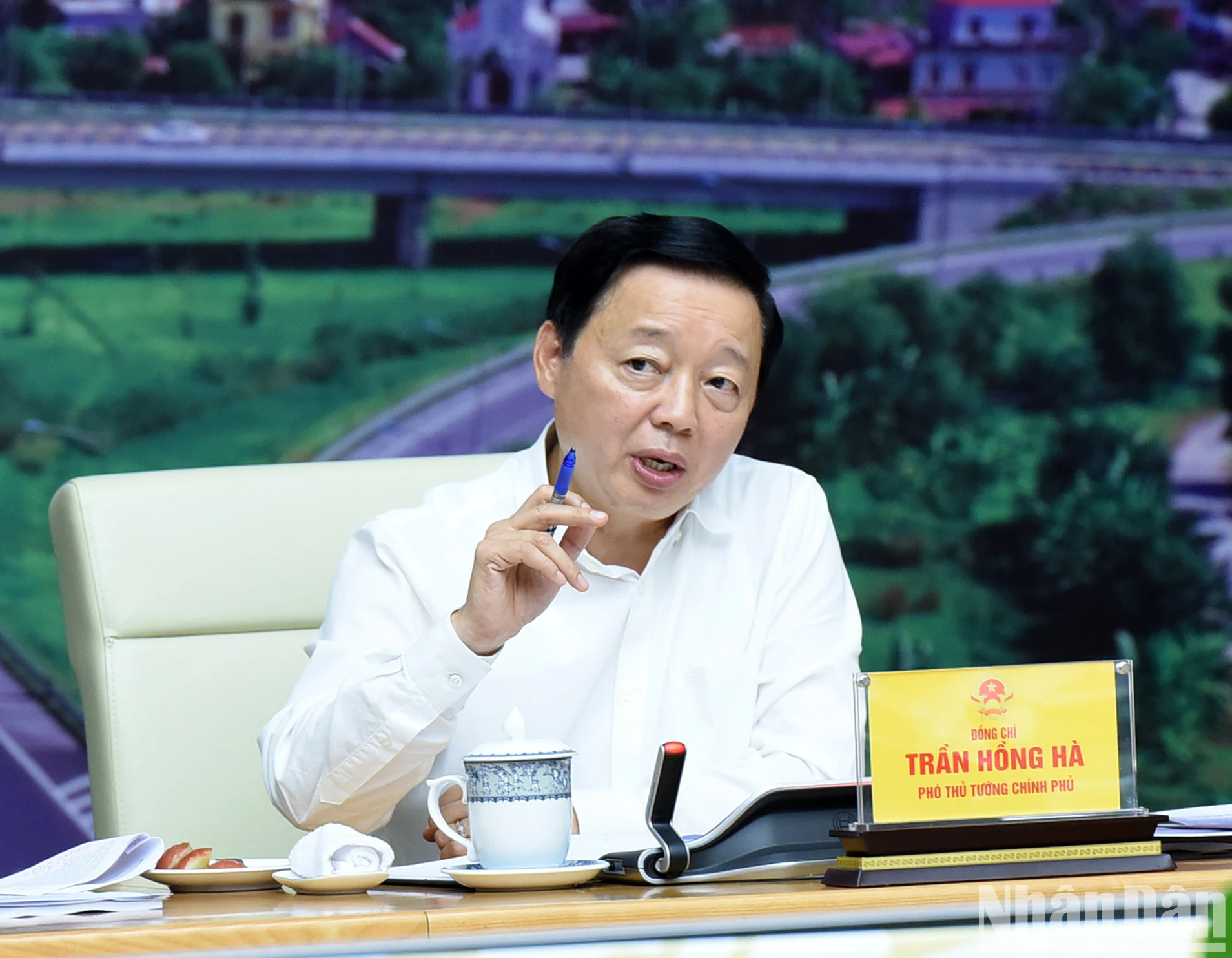 政府副总理陈红河在会议上发表讲话。 政府副总理陈红河在会议上发表讲话。