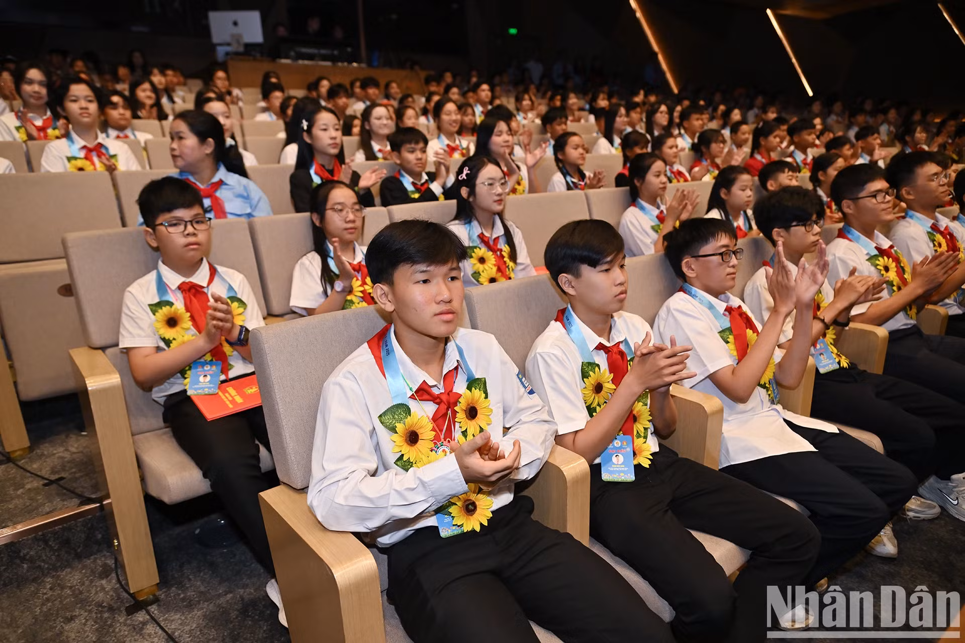 出席第十次全国“胡伯伯好孩子”表彰大会的优秀学生们。