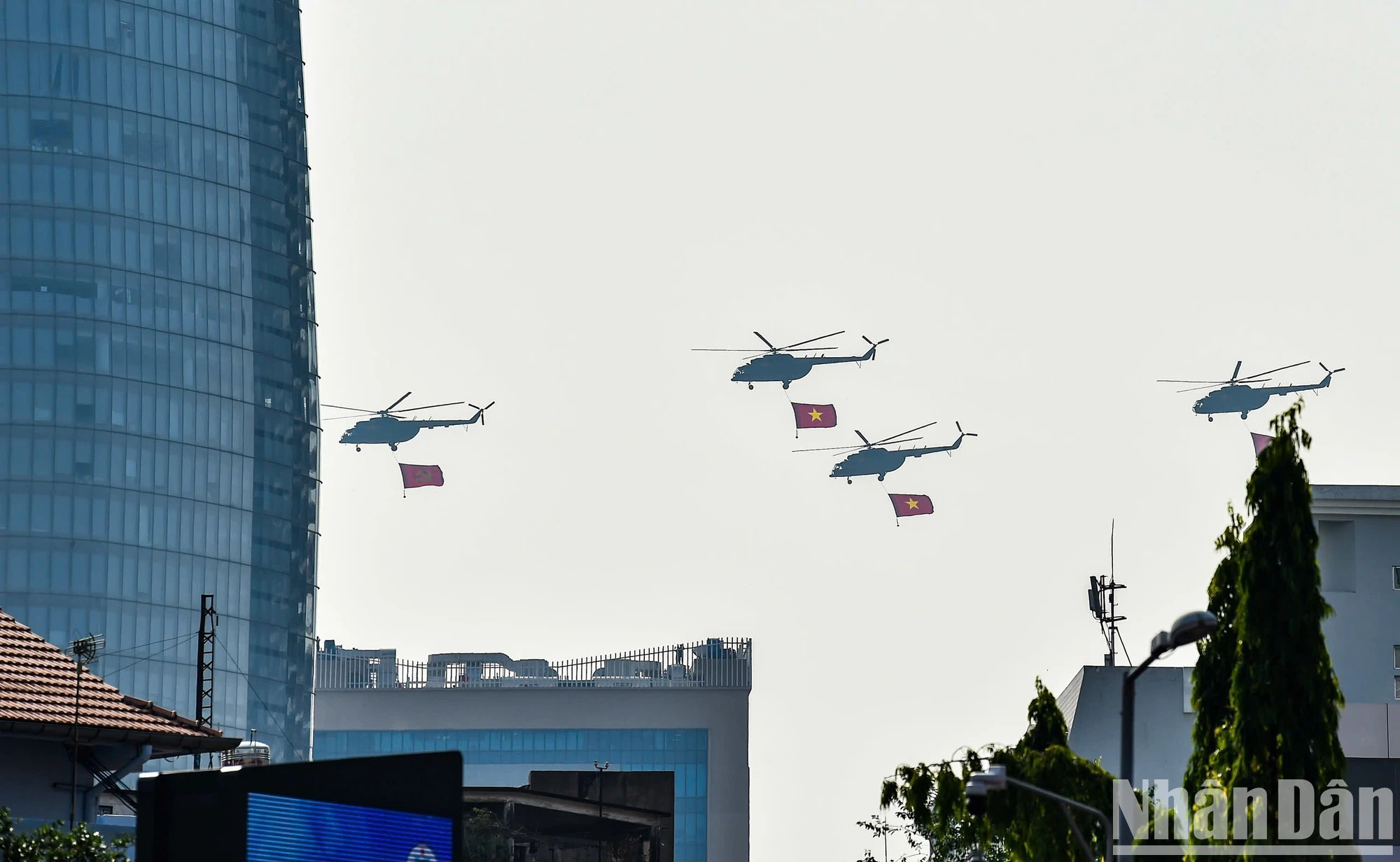 直升机挂着党旗、国旗在胡志明市的上空盘旋。 直升机挂着党旗、国旗在胡志明市的上空盘旋。
