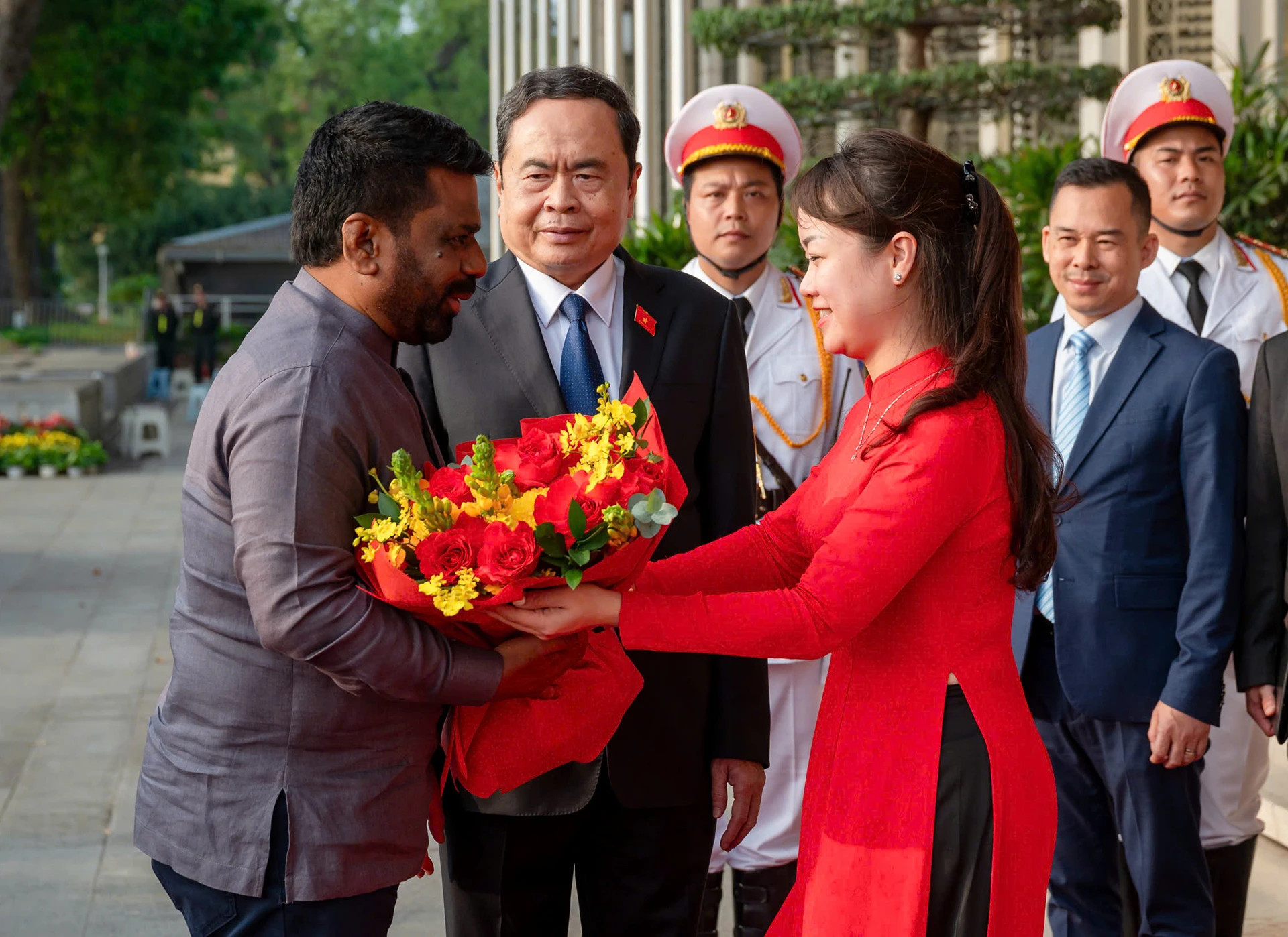 国会办公厅干部向斯里兰卡总统阿努拉·库马拉·迪萨纳亚克送花。