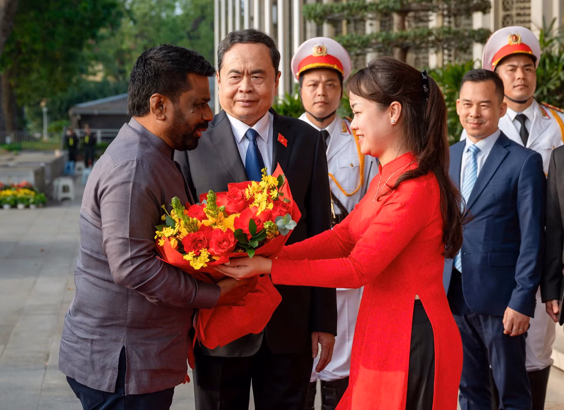 国会办公厅干部向斯里兰卡总统阿努拉·库马拉·迪萨纳亚克送花。