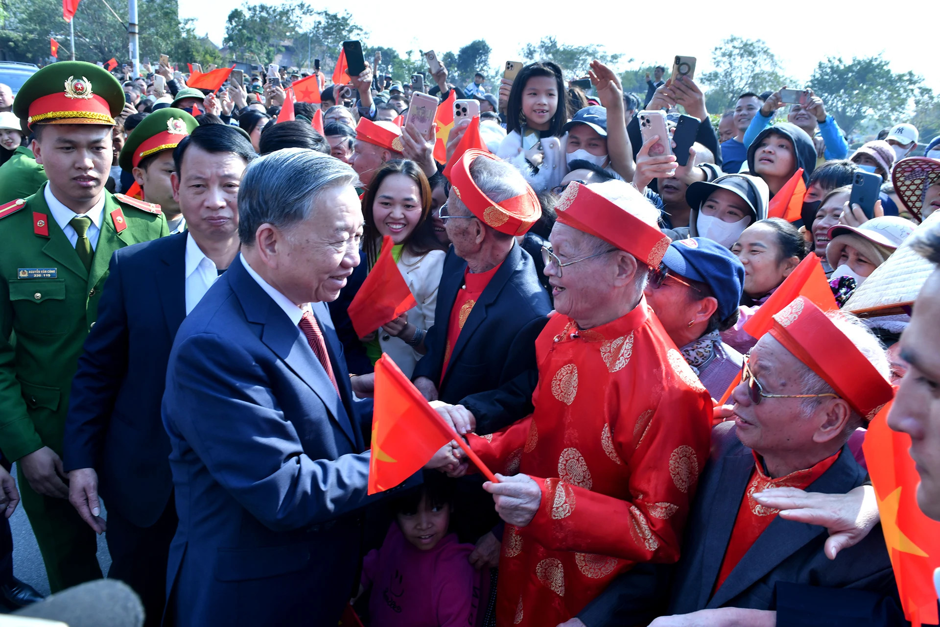 苏林总书记和北宁省慈山市民众。 苏林总书记和北宁省慈山市民众。
