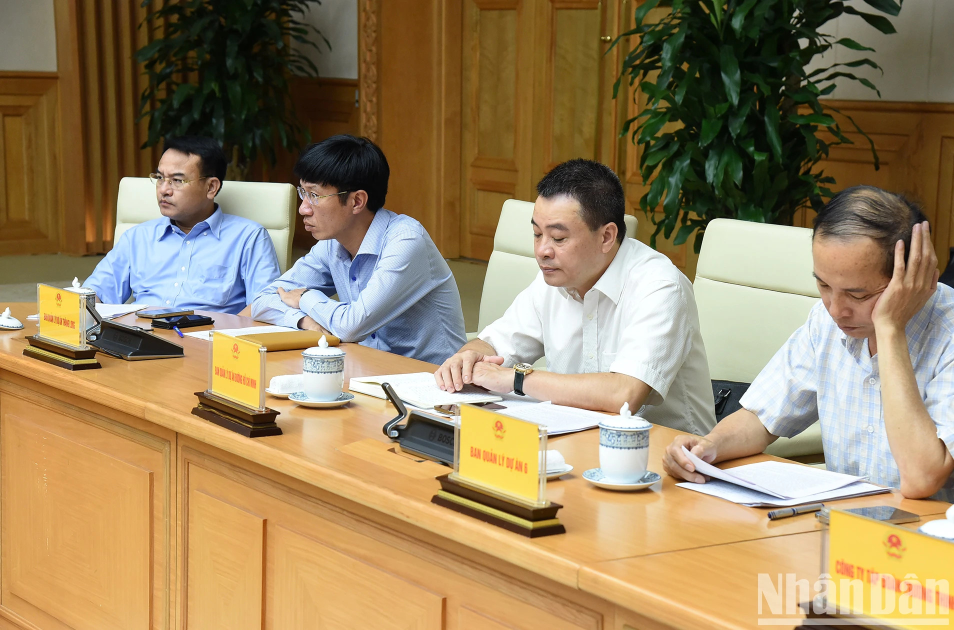 各项目管理委员会代表出席会议。 各项目管理委员会代表出席会议。