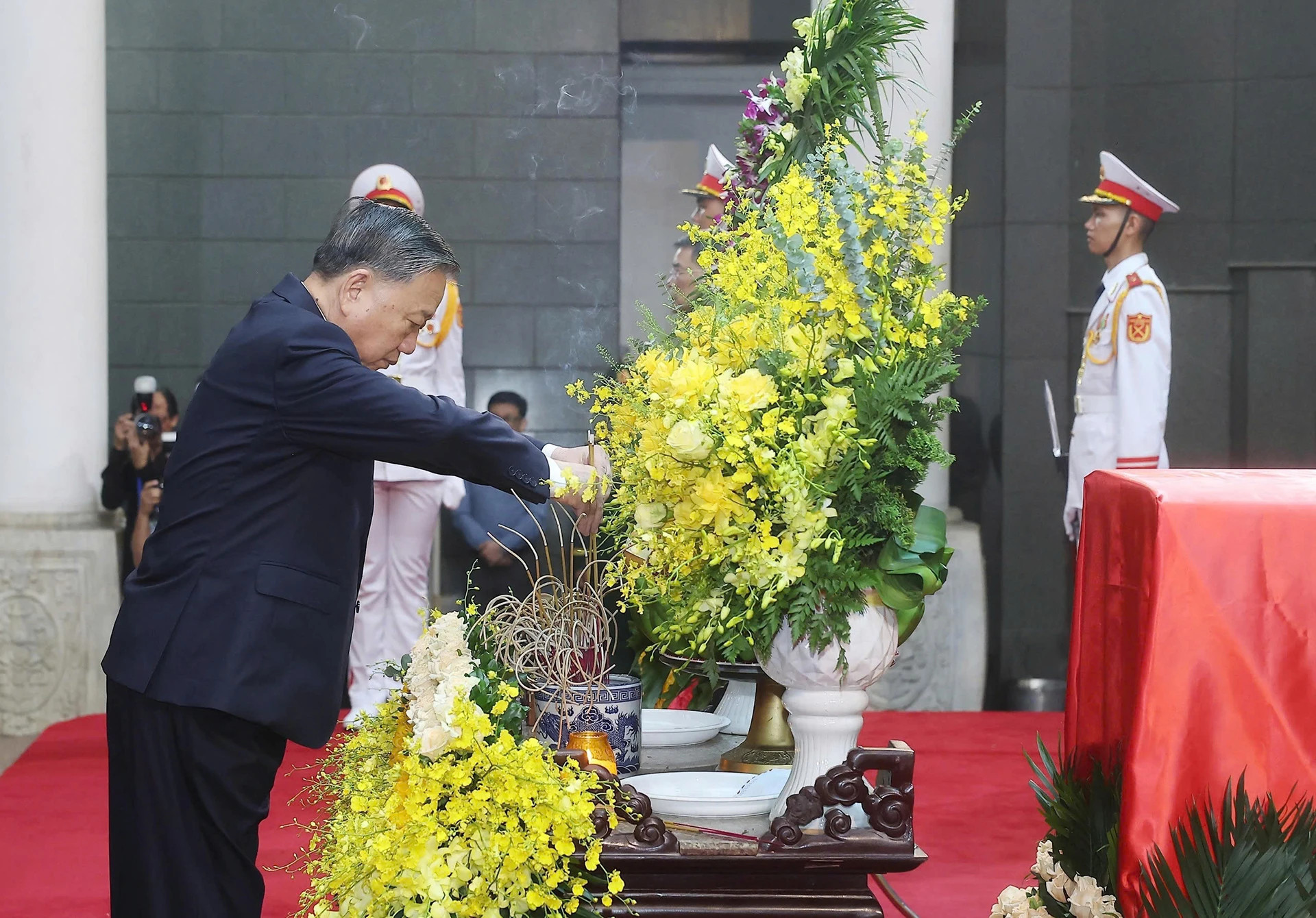 苏林总书记向原国家主席陈德良敬香。