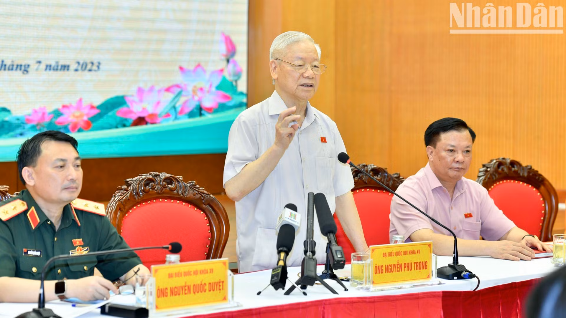 阮富仲总书记在会见中发表讲话。