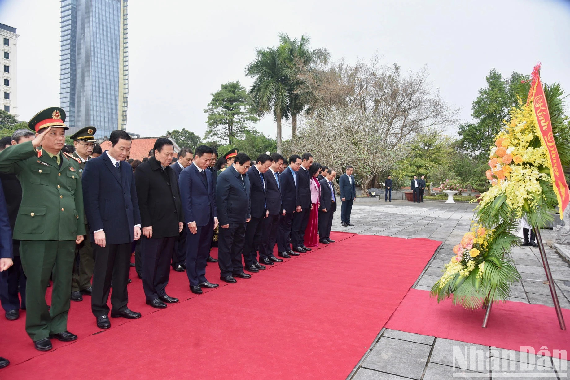 范明正总理向胡志明主席敬香献花。