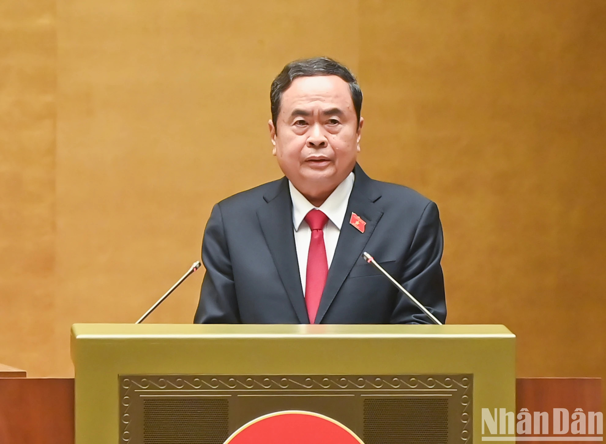 国会主席陈青敏主持开幕会并致开幕词时表示,本次会议在全党、全民、全军刚成功举行纪念南方解放、国家统一50周年系列活动并迎来纪念敬爱的胡志明主席诞辰135周年之际开幕,对越南人民和国家具有特别重要的意义。 国会主席陈青敏主持开幕会并致开幕词时表示,本次会议在全党、全民、全军刚成功举行纪念南方解放、国家统一50周年系列活动并迎来纪念敬爱的胡志明主席诞辰135周年之际开幕,对越南人民和国家具有特别重要的意义。