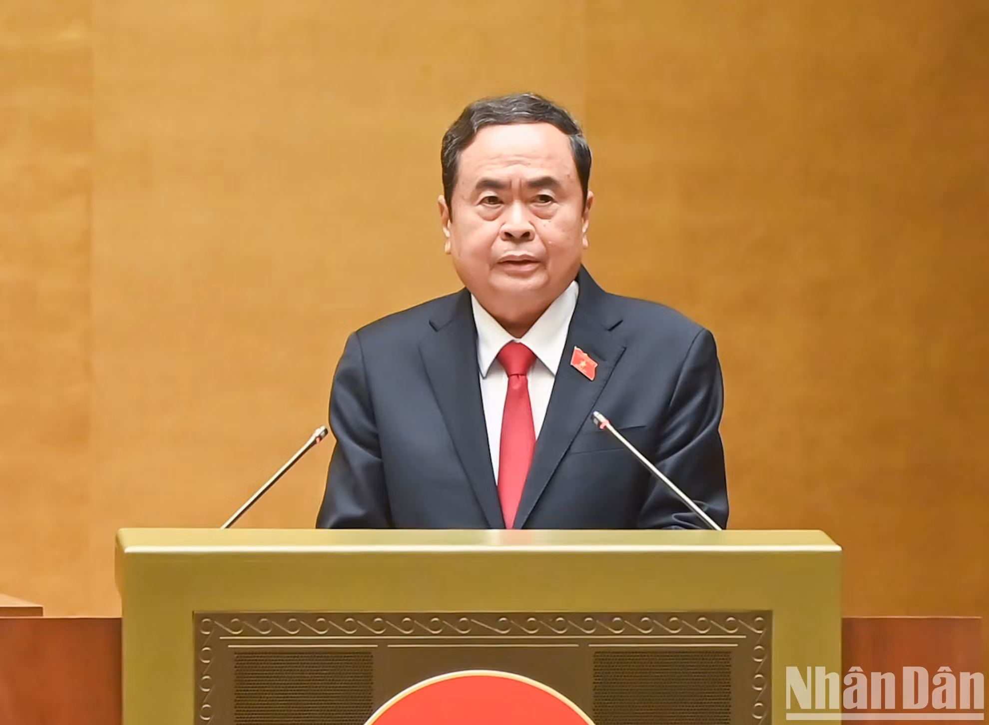 国会主席陈青敏主持开幕会并致开幕词时表示，本次会议在全党、全民、全军刚成功举行纪念南方解放、国家统一50周年系列活动并迎来纪念敬爱的胡志明主席诞辰135周年之际开幕，对越南人民和国家具有特别重要的意义。