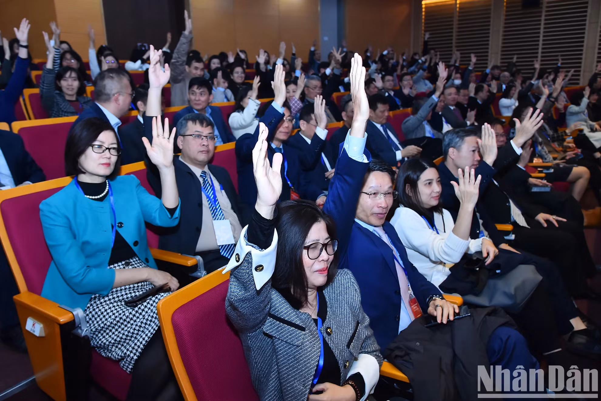 各位代表投票通过第32次外交会议决议。 各位代表投票通过第32次外交会议决议。
