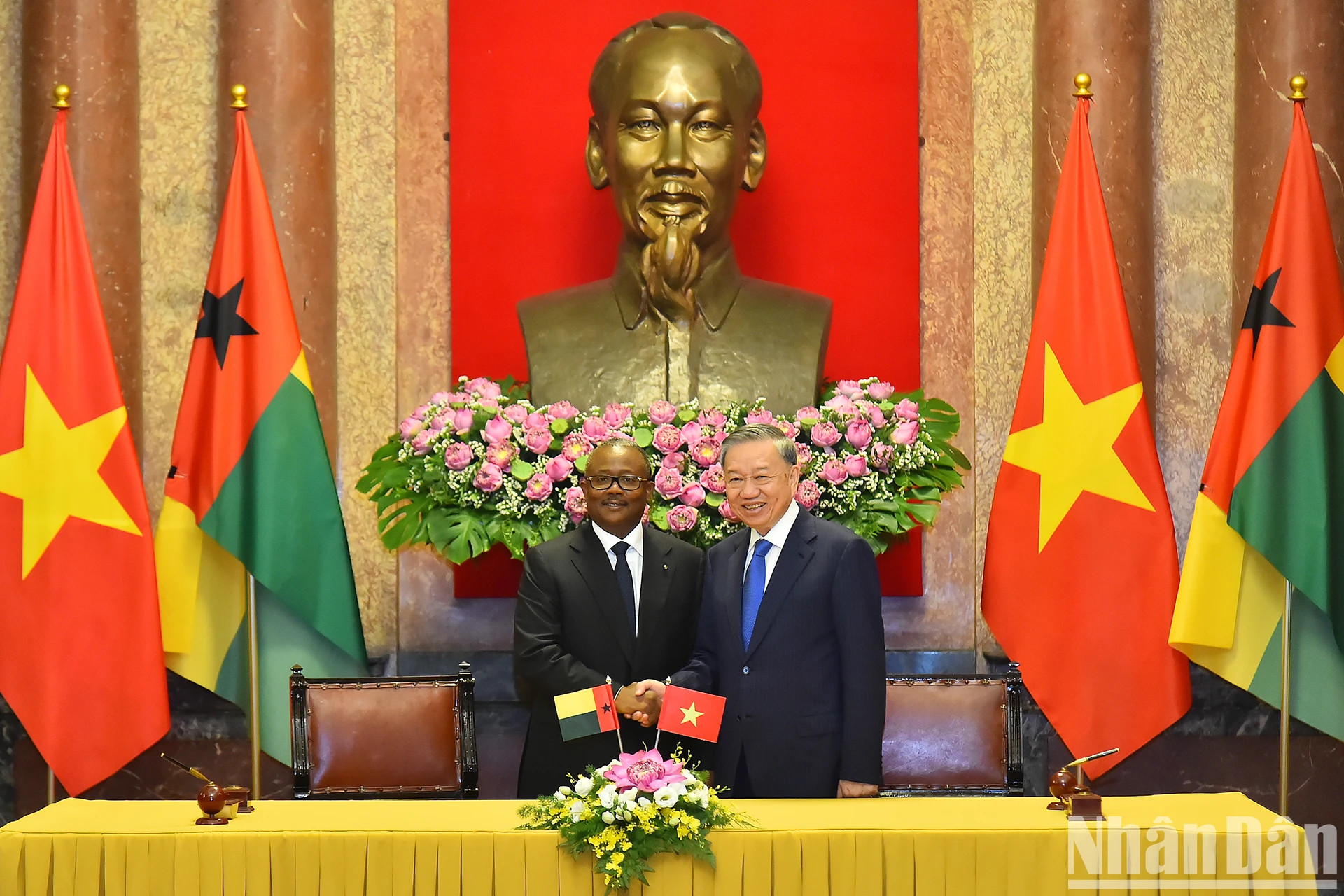 越共中央总书记、国家主席苏林同几内亚比绍总统乌马罗·西索科·恩巴洛出席签字仪式。 越共中央总书记、国家主席苏林同几内亚比绍总统乌马罗·西索科·恩巴洛出席签字仪式。