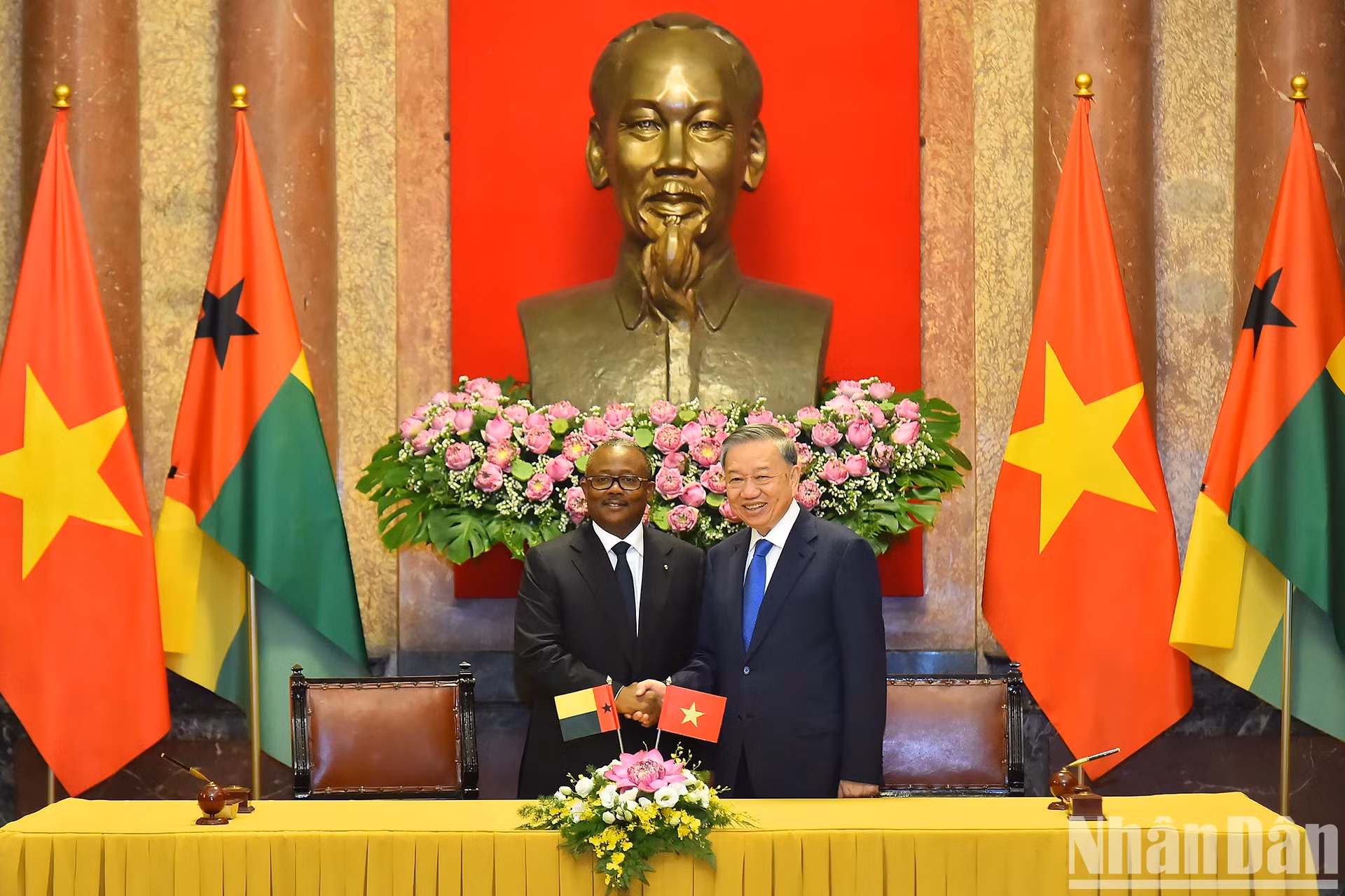 越共中央总书记、国家主席苏林同几内亚比绍总统乌马罗·西索科·恩巴洛出席签字仪式。