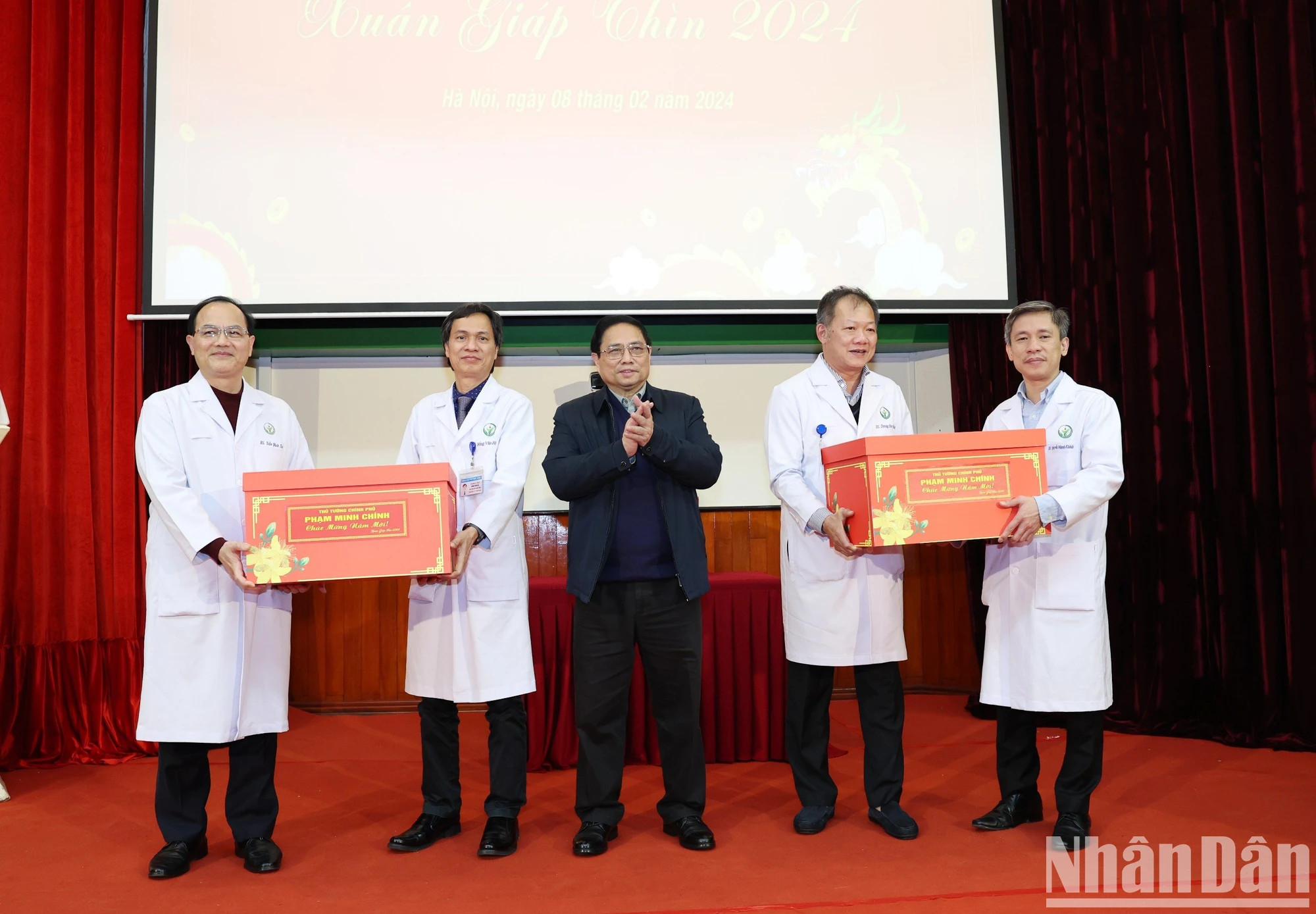 范明正总理向越德医院医务人员赠送礼物。 范明正总理向越德医院医务人员赠送礼物。
