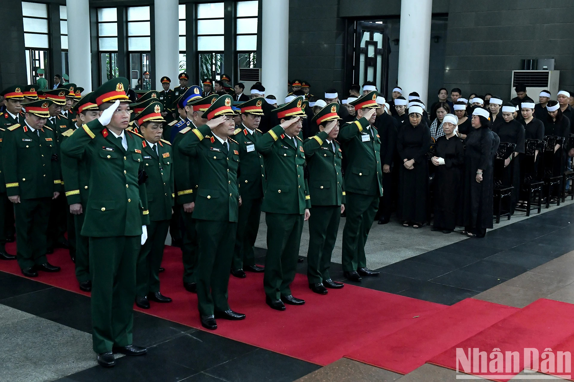 由越共中央政治局委员、中央军委副书记、国防部长潘文江大将率领的中央军委、国防部代表团吊唁原国家主席陈德良逝世。 由越共中央政治局委员、中央军委副书记、国防部长潘文江大将率领的中央军委、国防部代表团吊唁原国家主席陈德良逝世。