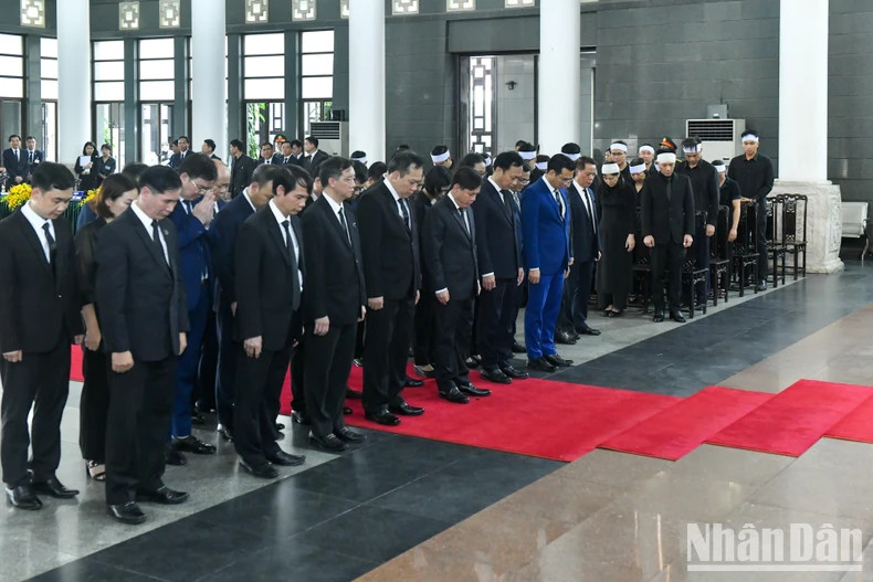 中央直属机关党委代表团吊唁越共中央总书记阮富仲逝世。 中央直属机关党委代表团吊唁越共中央总书记阮富仲逝世。