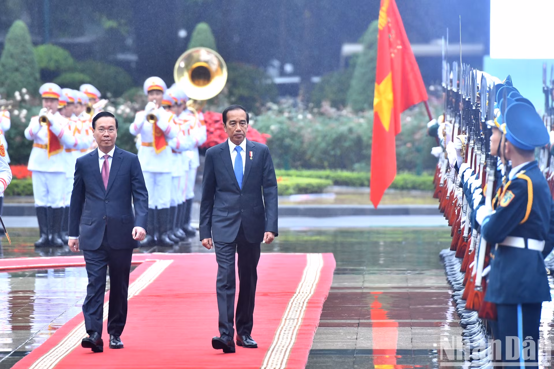 武文赏主席同佐科·维多多总统检阅仪仗队。