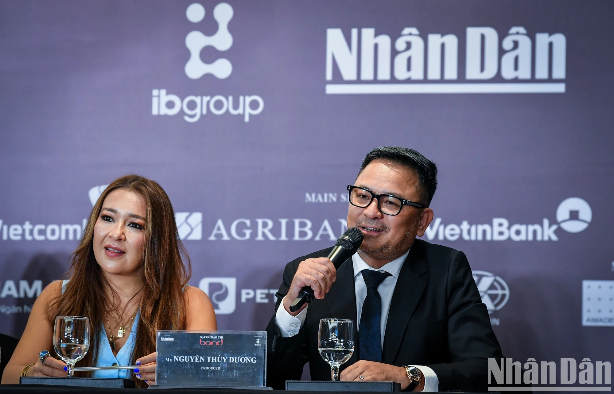 越南IB集团董事长、“BOND Live in Vietnam”演出项目主任阮垂阳在新闻发布会上发表讲话。 越南IB集团董事长、“BOND Live in Vietnam”演出项目主任阮垂阳在新闻发布会上发表讲话。