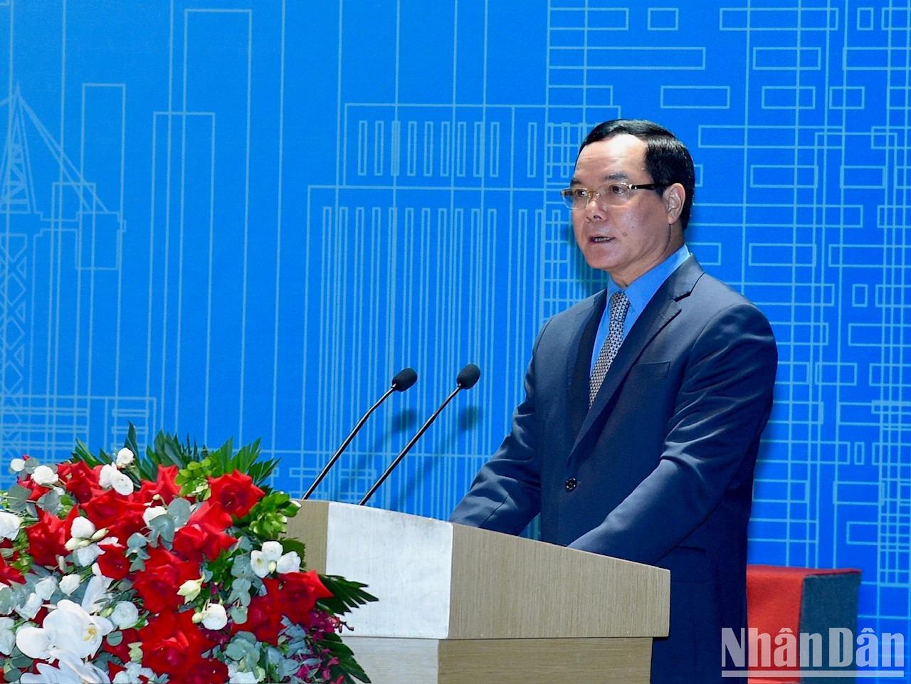 越共中央委员、越南劳动总联合会主席阮厅康发表讲话。 越共中央委员、越南劳动总联合会主席阮厅康发表讲话。