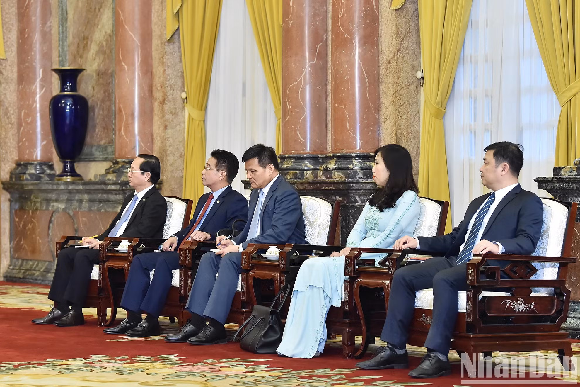 越南代表团出席会见。