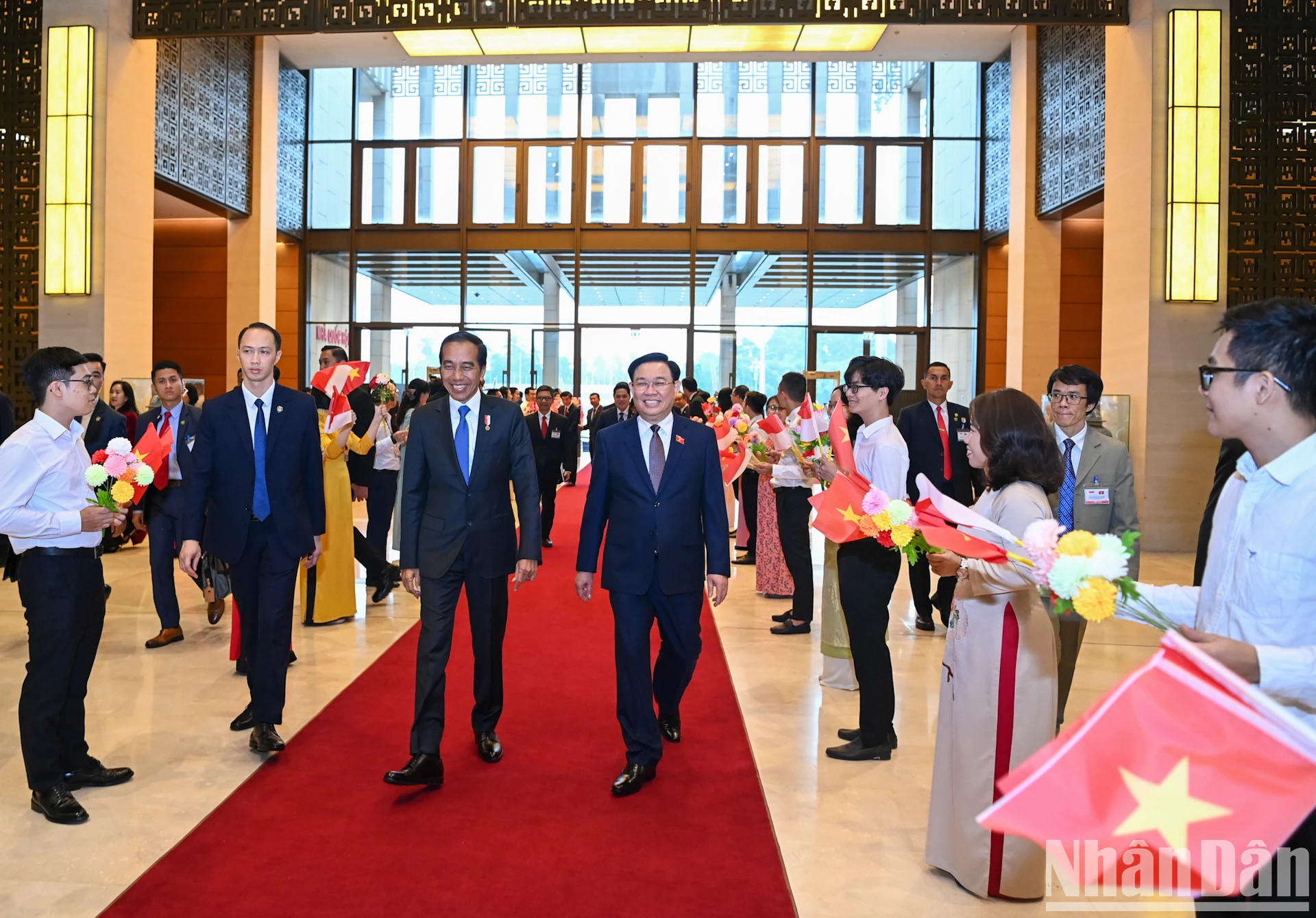 国会办公厅青年团员欢迎佐科·维多多总统。