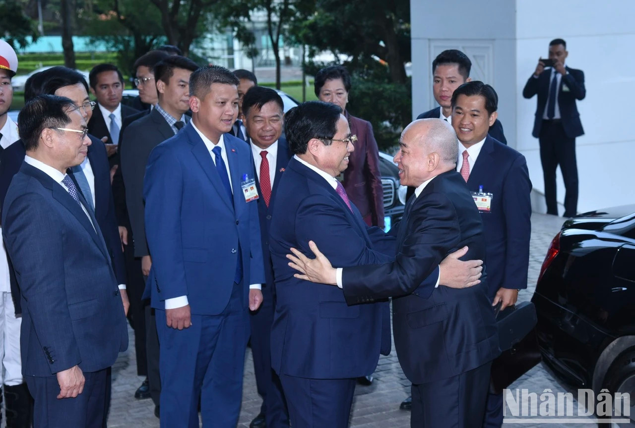 范明正总理欢迎柬埔寨国王诺罗敦·西哈莫尼访越。