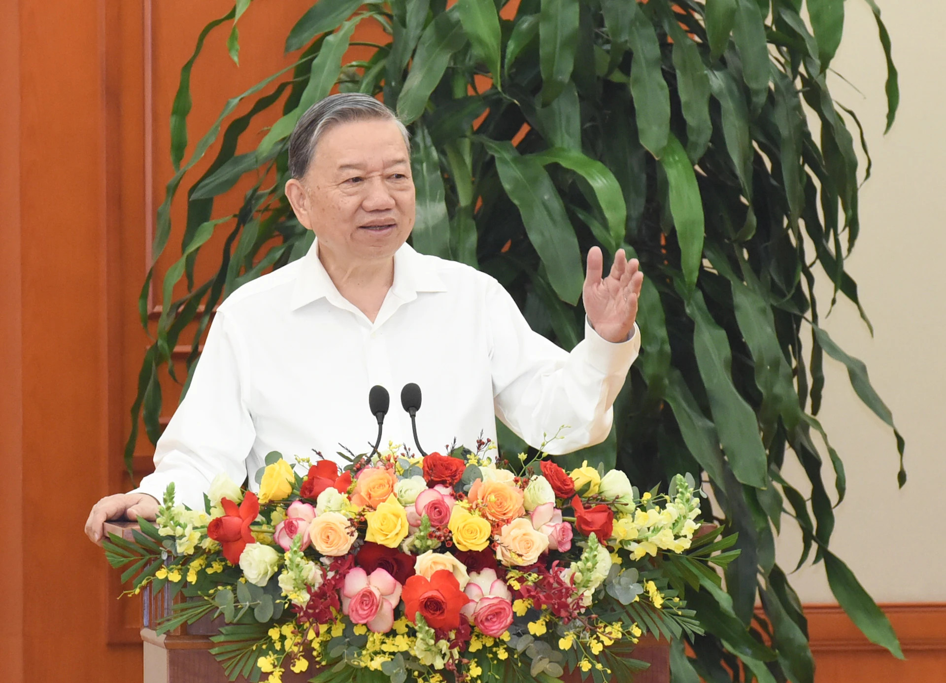 苏林总书记在会议上发表指导性讲话。