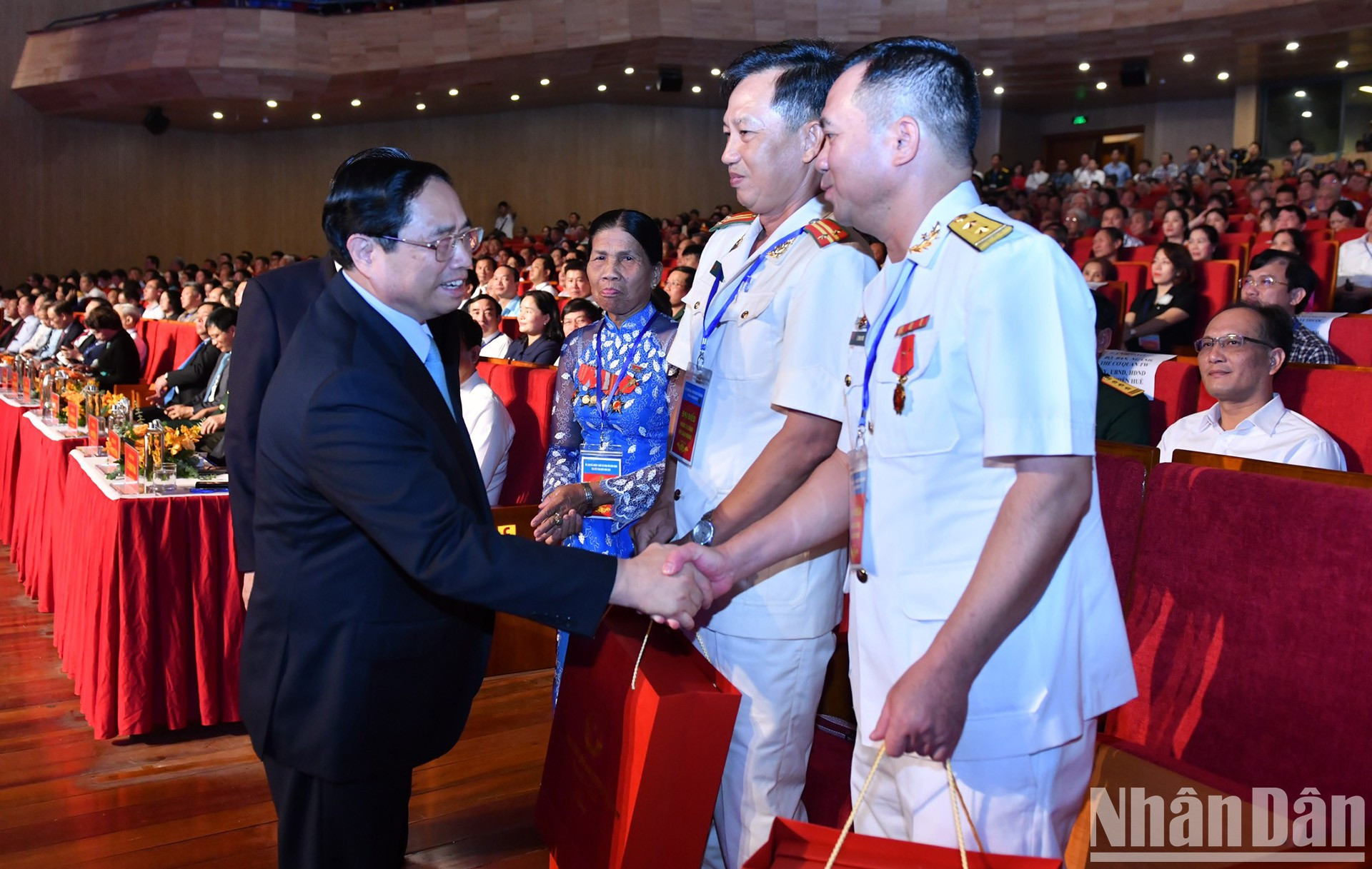 范明正总理向各位代表赠送礼物。 范明正总理向各位代表赠送礼物。