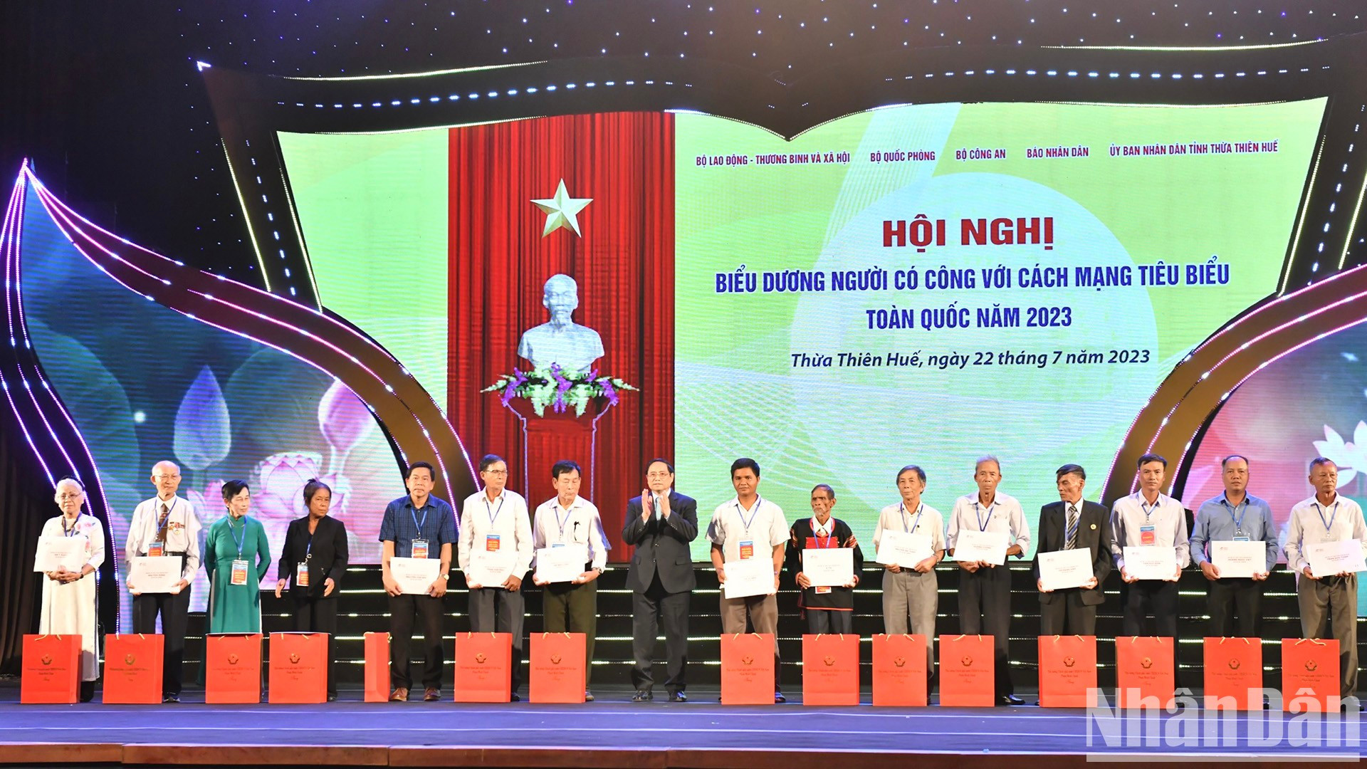 范明正总理向代表们赠送礼物。 范明正总理向代表们赠送礼物。