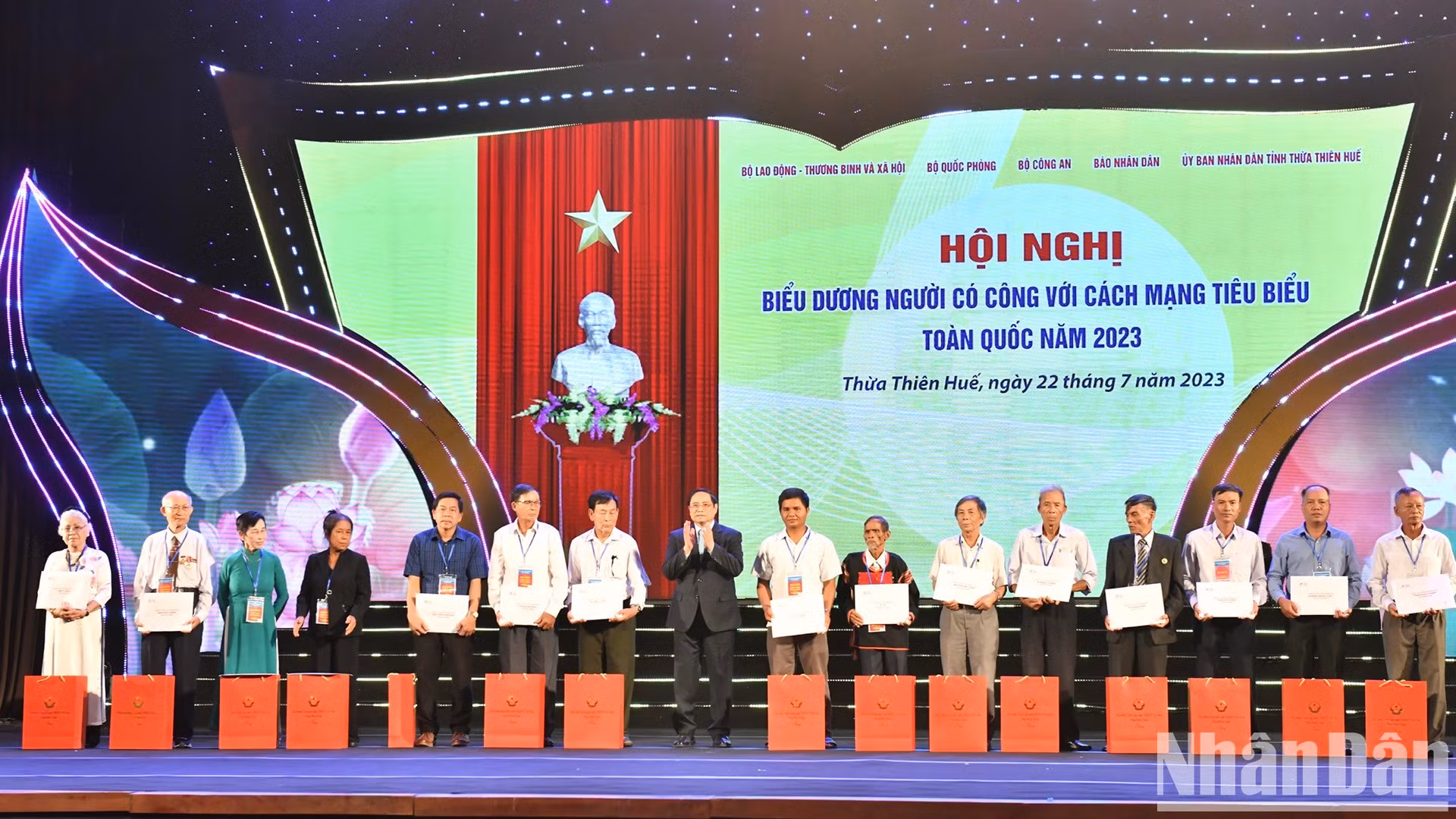 范明正总理向代表们赠送礼物。