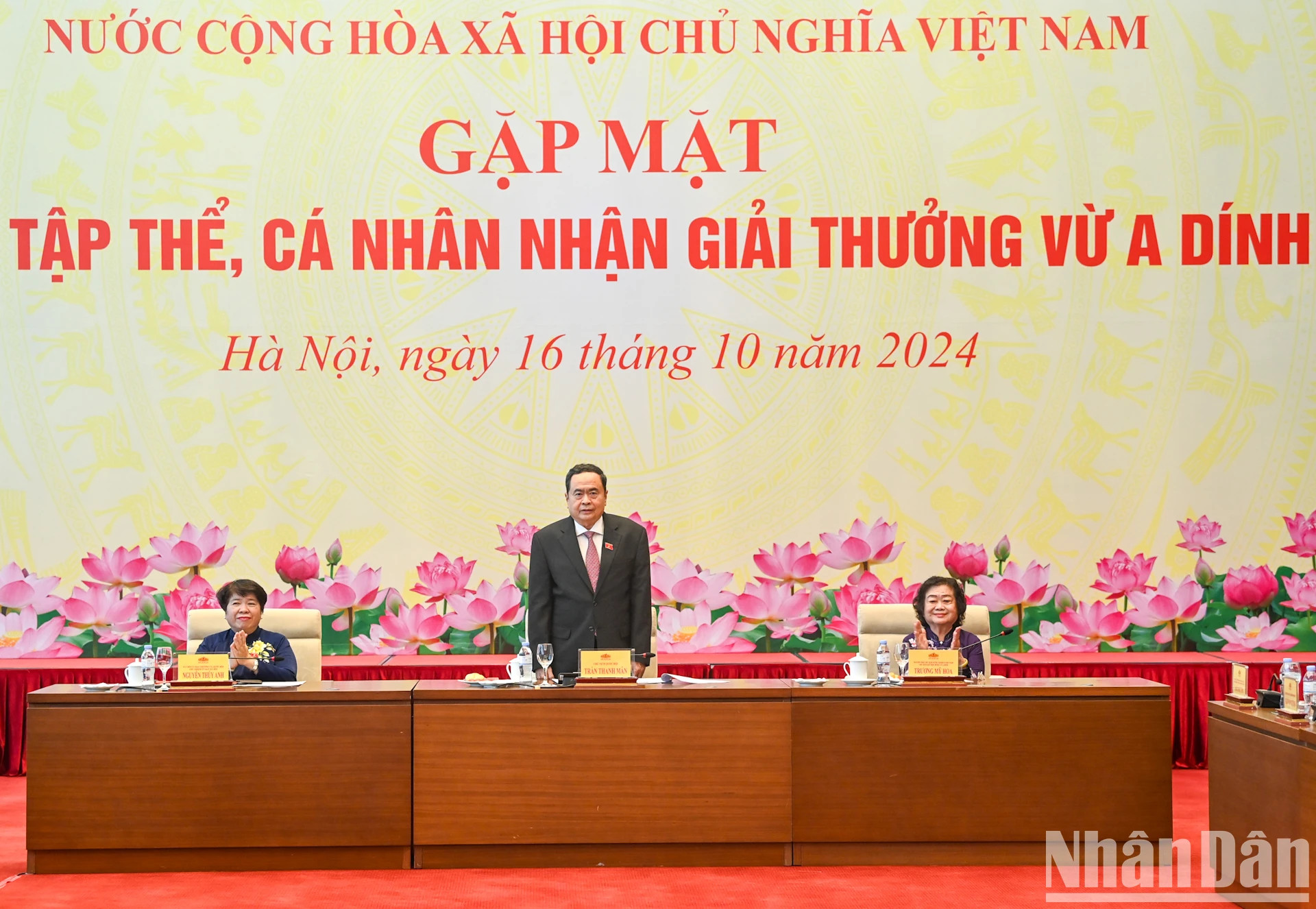 越南国会主席陈青敏出席会见。